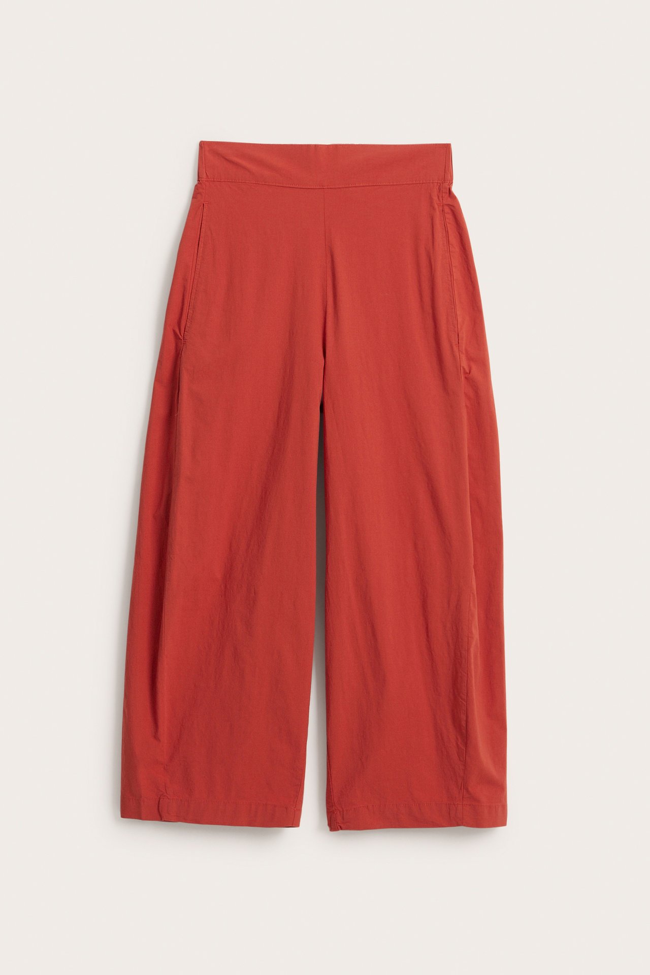 Edestä, punaiset barrel-fit popliinihousut sivutaskuilla ja joustavalla vyötäröllä.