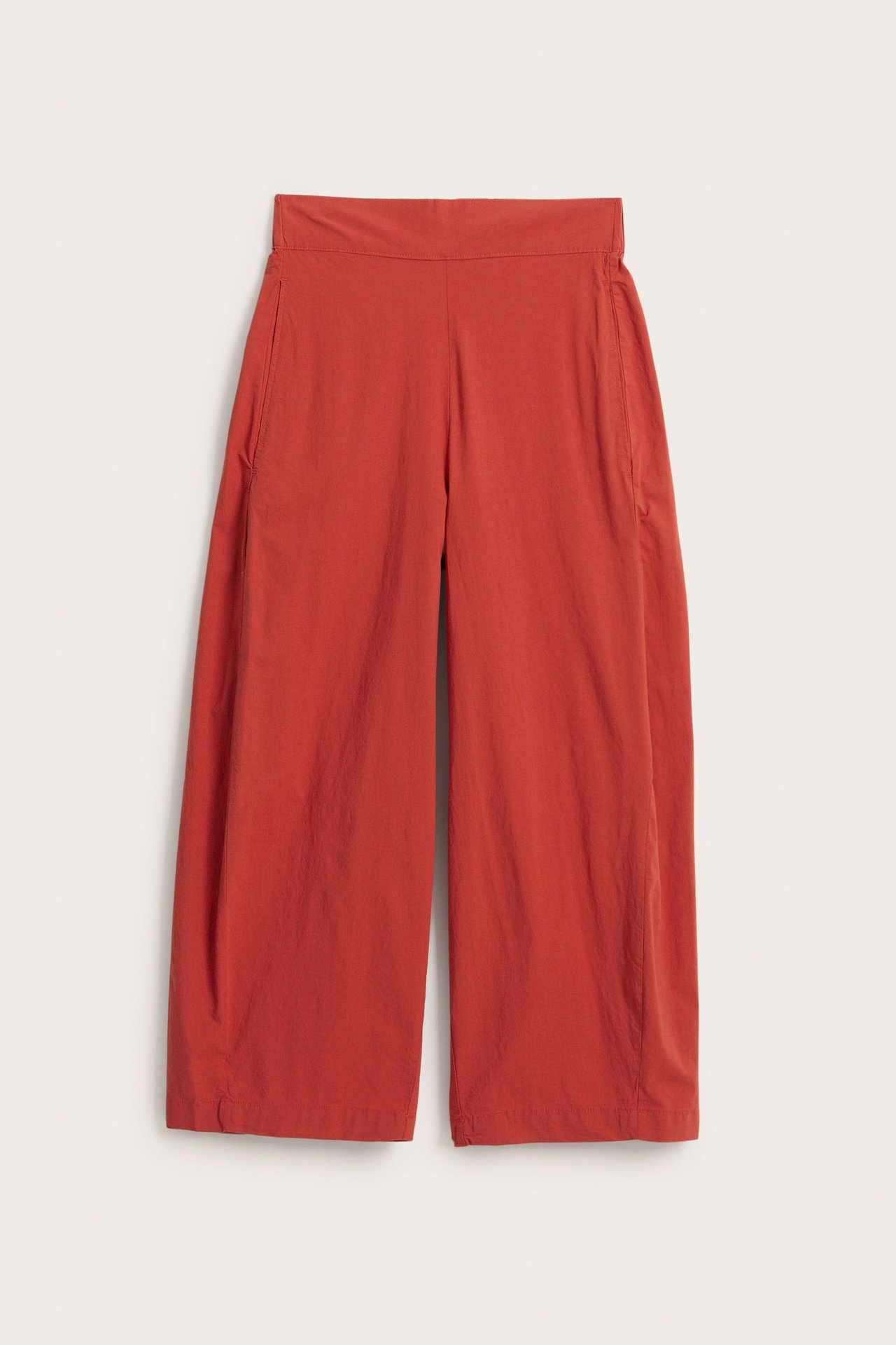 Edestä, punaiset barrel-fit popliinihousut sivutaskuilla ja joustavalla vyötäröllä.