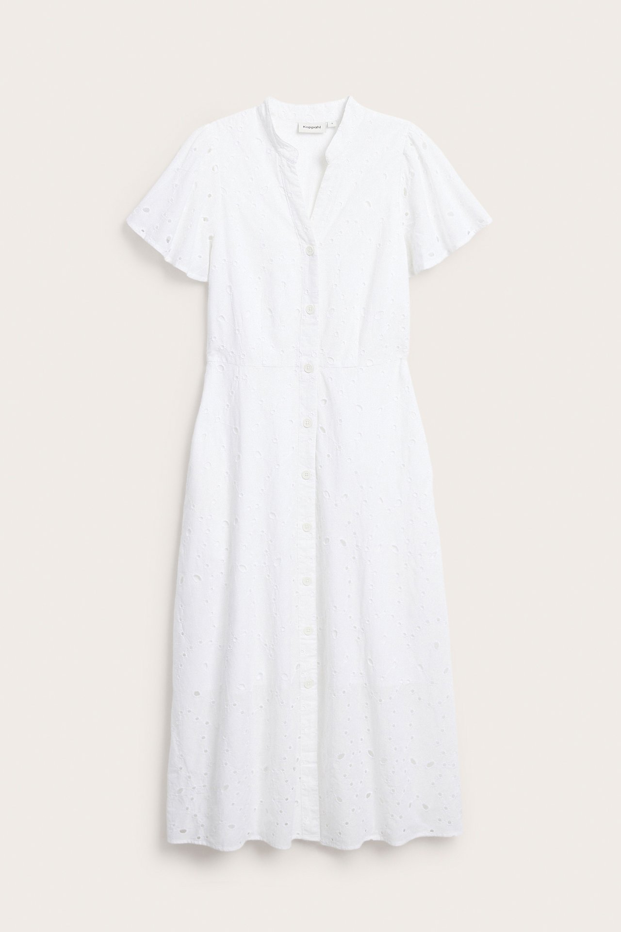 Framifrån: Vit bomullsmidiklänning med broderie anglaise, korta ärmar och hel knappslå framtill.