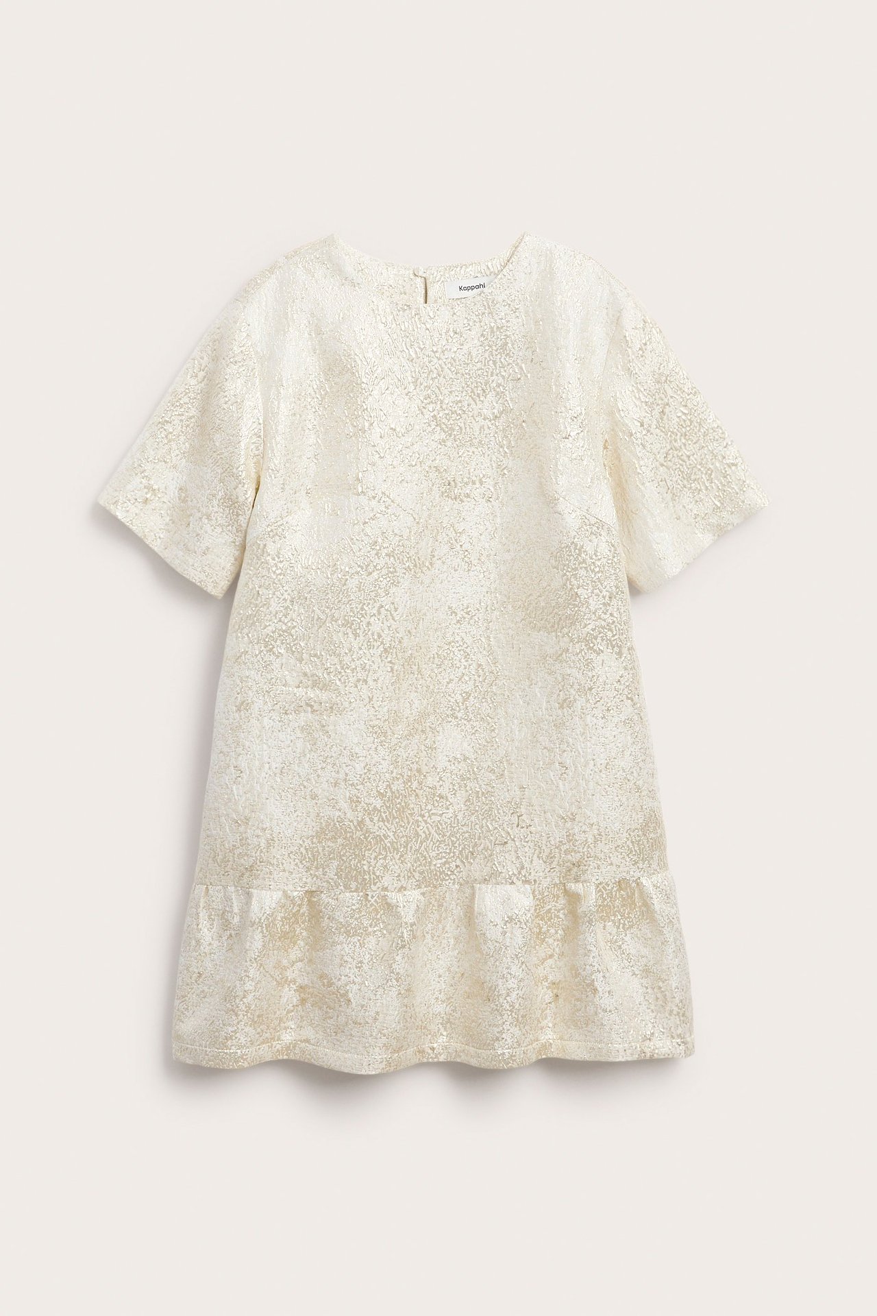 Framifrån: Offwhite jacquardmönstrad klänning med korta ärmar, rund hals och volang i nederkant.