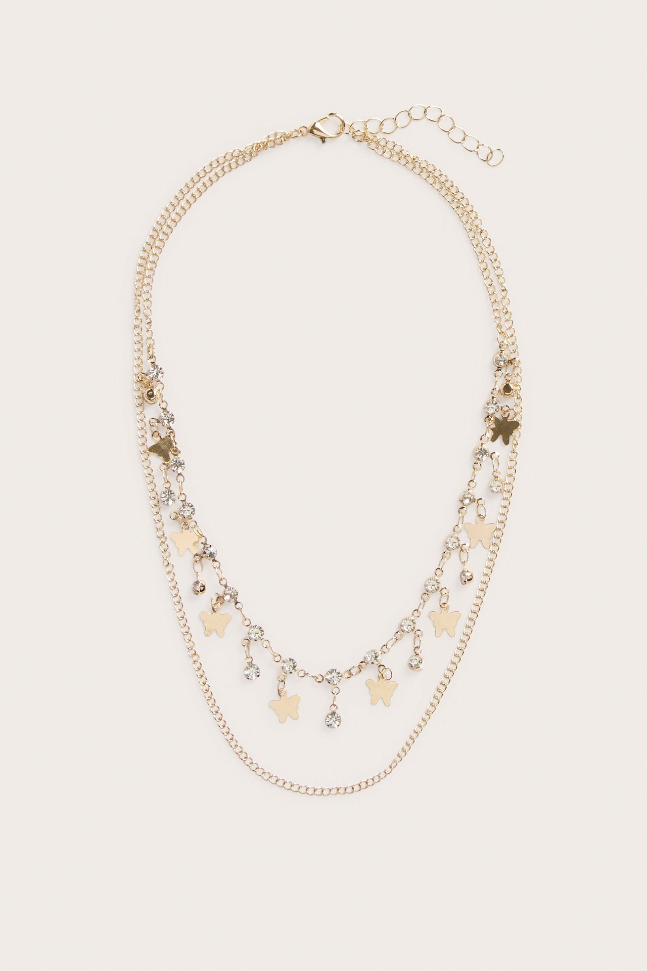 Widok z przodu dwurzędowego złotego naszyjnika z motylkami, przezroczystymi cyrkoniami i zapięciem karabińczykowym.