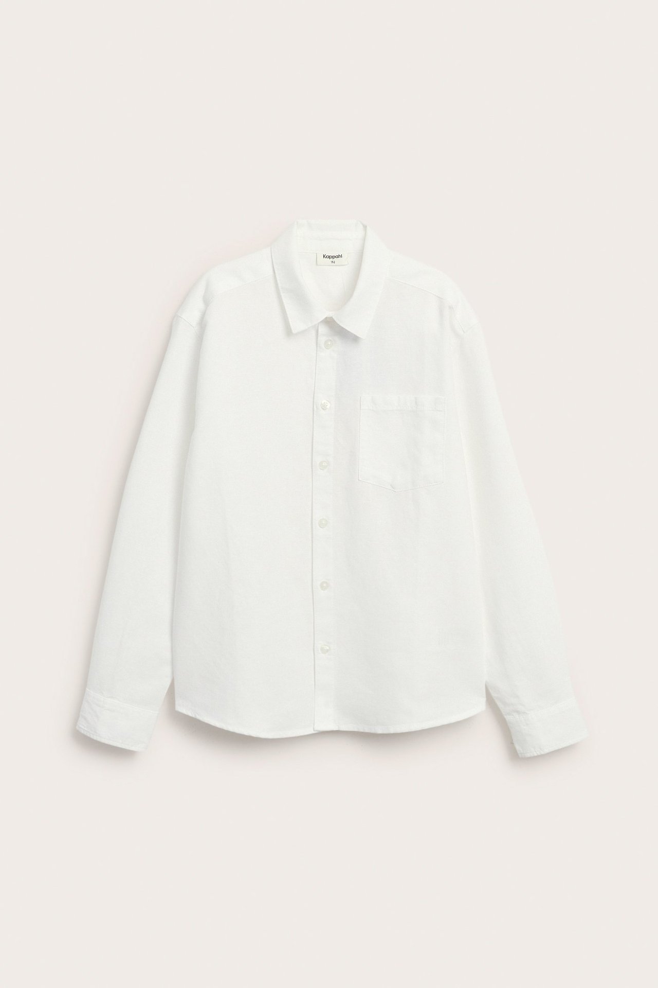 Frontvy av en vit skjorta i linnemix med krage, knappknäppning och bröstficka.