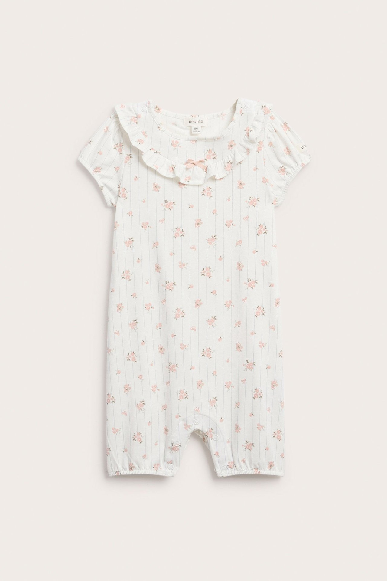Front: Off-white babyromper med rosa blomster- og stripemønster, volanghals, korte ermer, trykknapper.