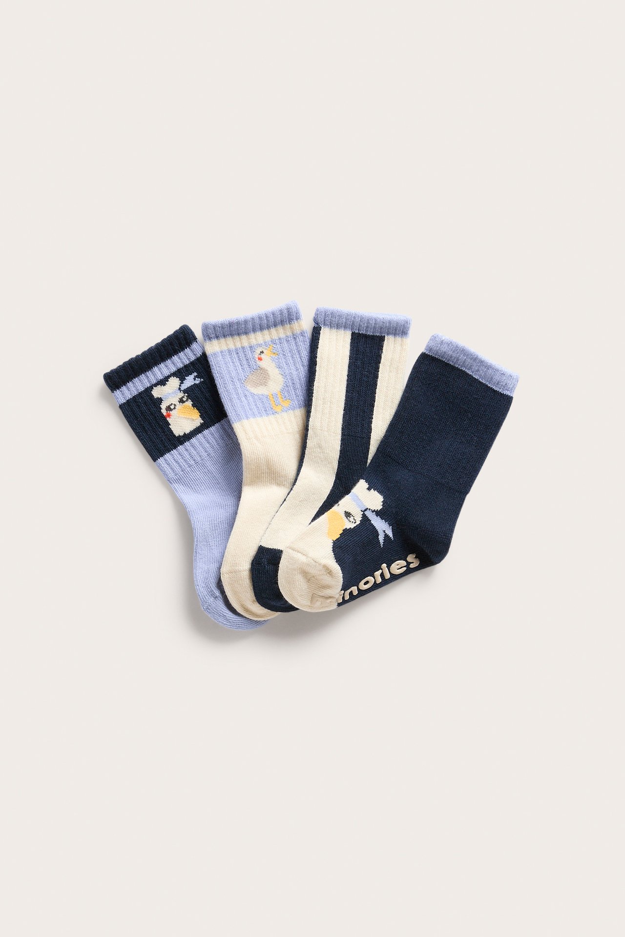 Widok z góry: 4 pary skarpetek niemowlęcych w błękicie, granacie, kremie, zwierzęce i paski.