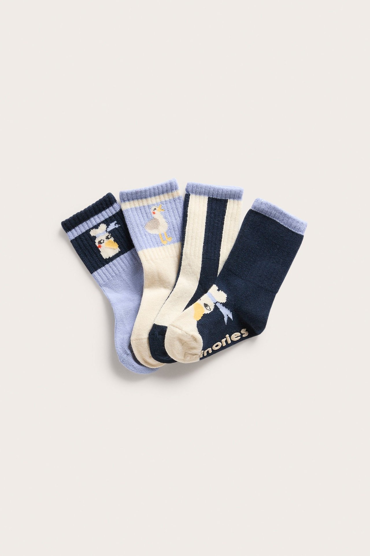 Widok z góry: 4 pary skarpetek niemowlęcych w błękicie, granacie, kremie, zwierzęce i paski.