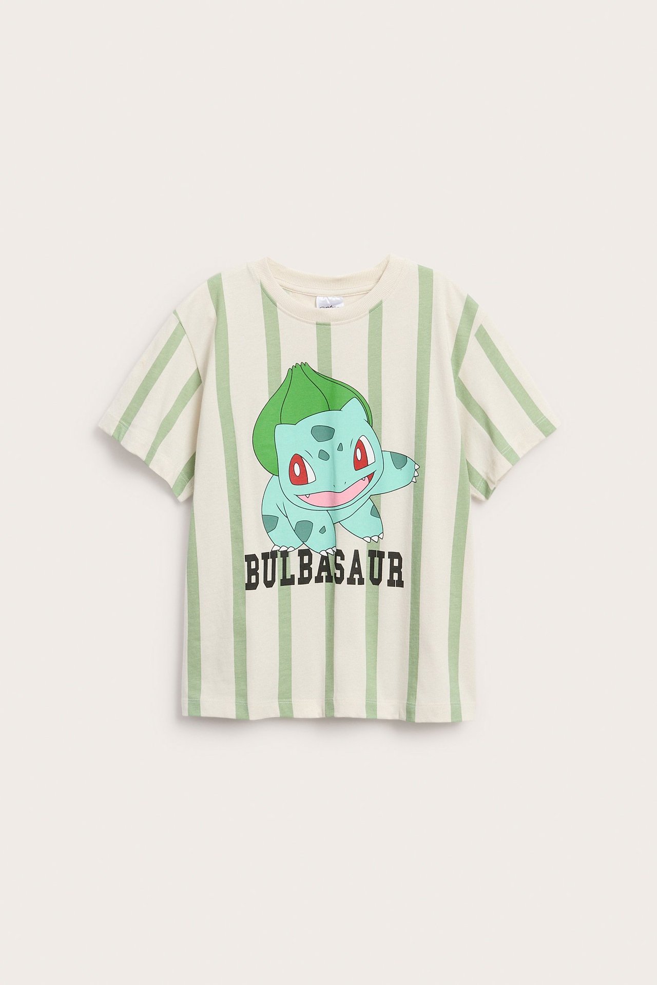 Widok z przodu: dziecięcy, oversize'owy T-shirt w paski beżowo-jasnozielone z nadrukiem Pokémon Bulbasaur.