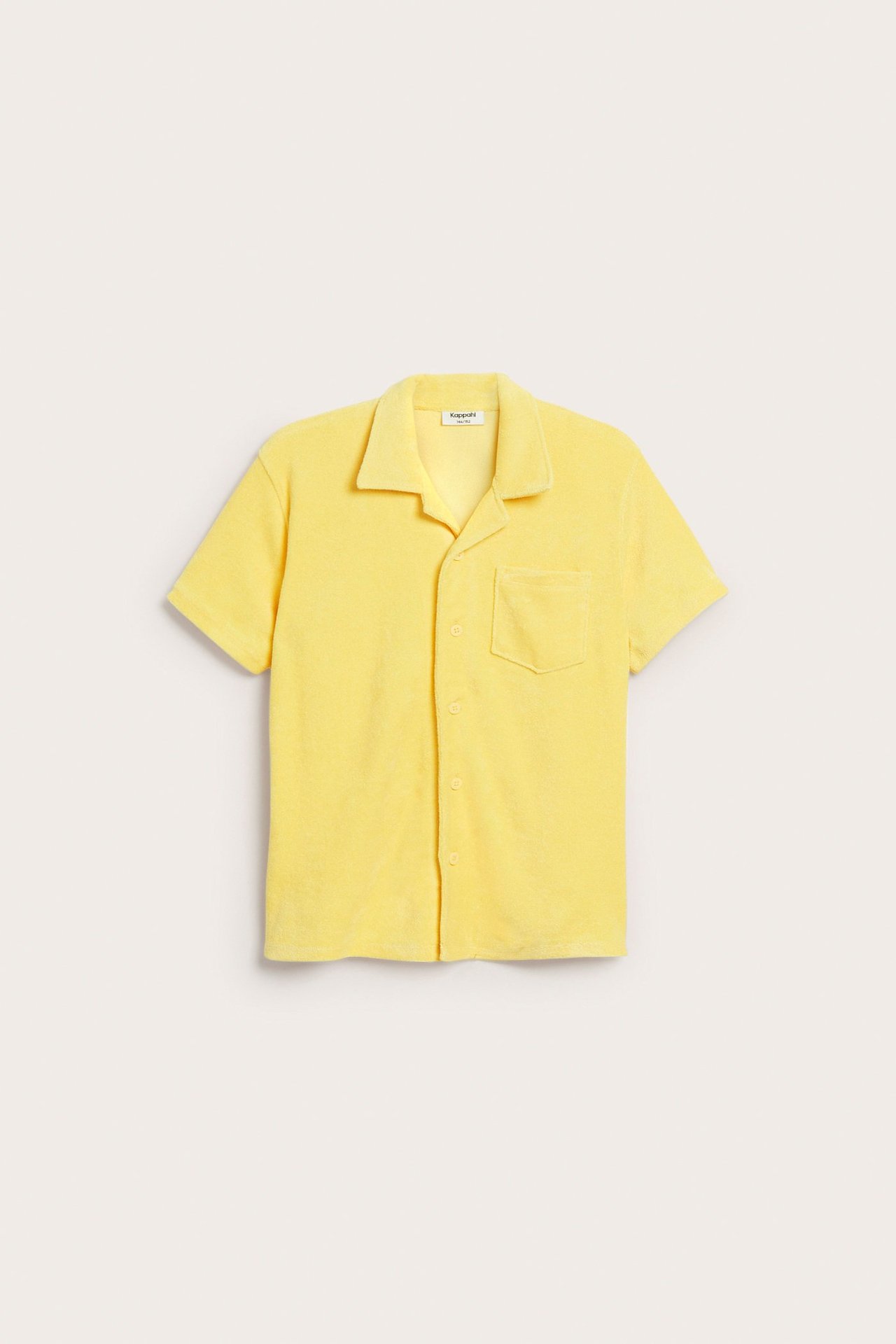 Keltainen lyhythihainen froteepaita, jossa on resort-kaulus, rintatasku ja napit edessä, etunäkymä.