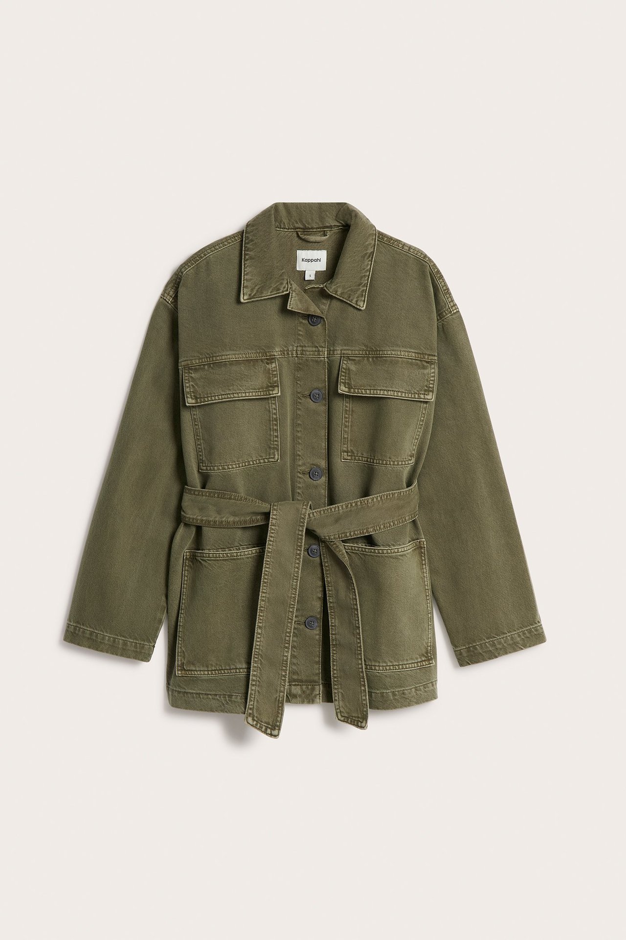 Edestä kuvattu vihreä puuvillatoimikas-utilitytakki, jossa paikkataskut ja solmittu vyö.