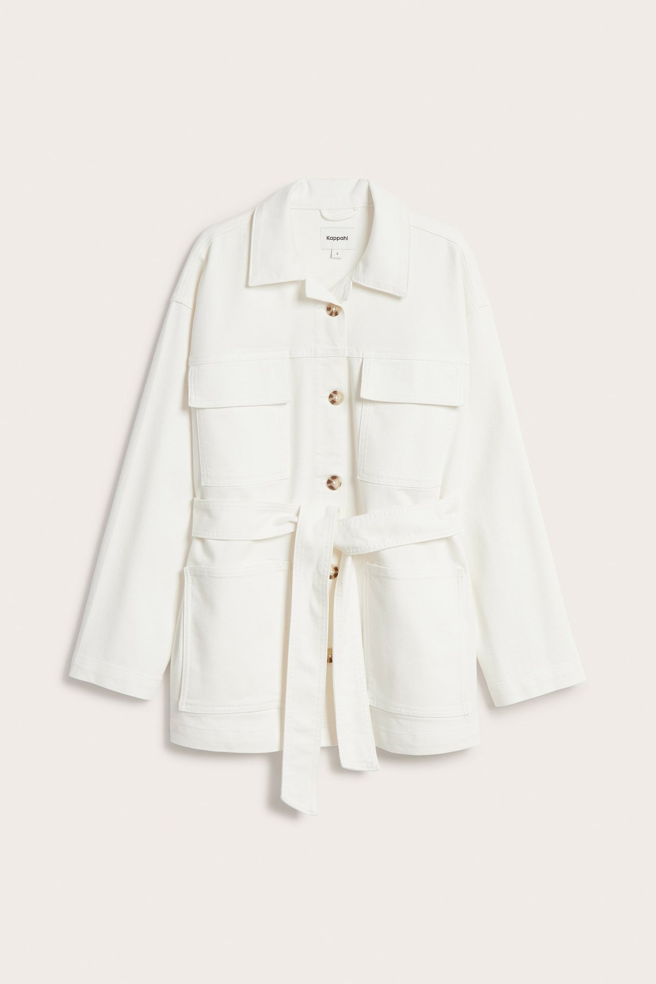 Framsida av en benvit twill-utilityjacka med bruna knappar, fyra fickor och ett knytskärp.
