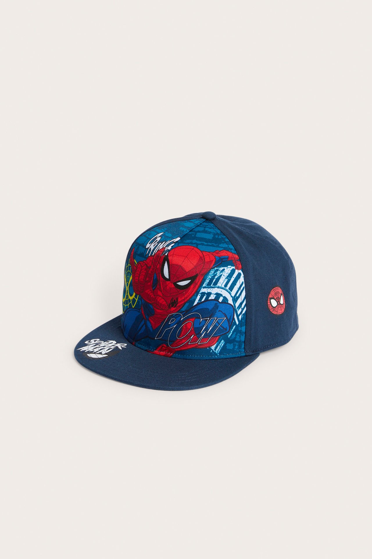 Sidevisning av en mørkeblå caps med flat brem, Spiderman-trykk foran og en sidelogo.