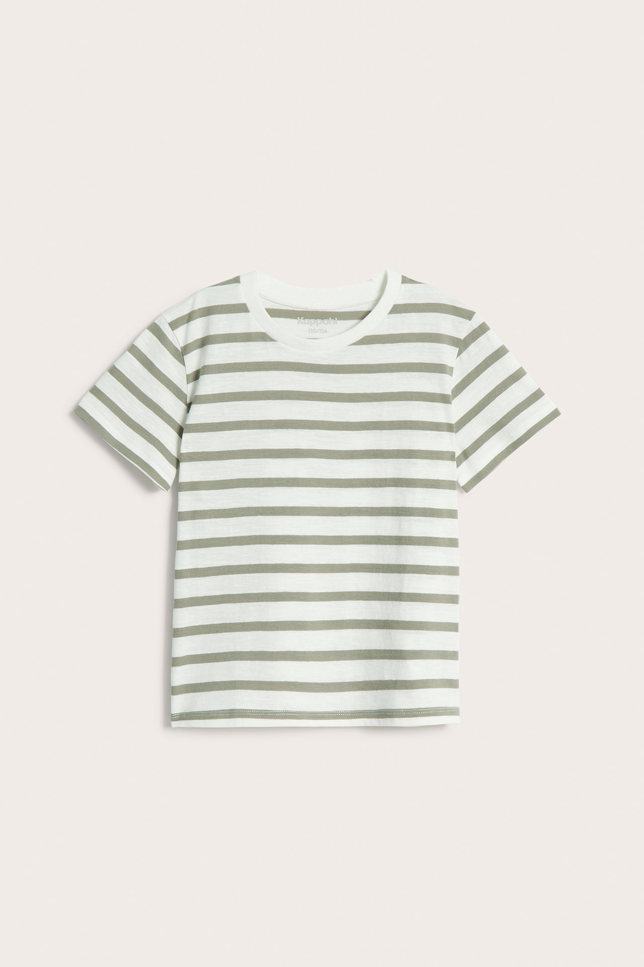 Frontvy av en randig t-shirt i bomull för barn, med vita och mörkgröna ränder och ribbad halsringning.