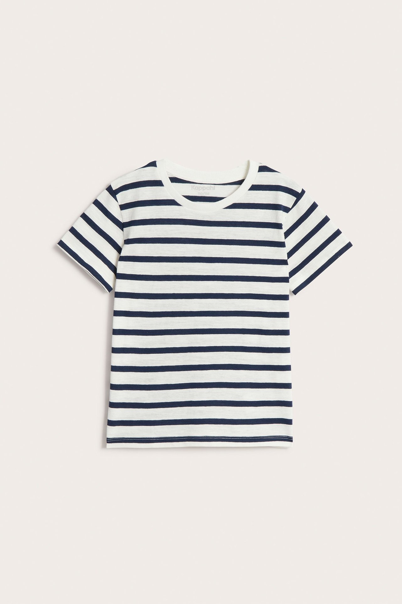 Framsida av barns vit bomullst-shirt med mörkblå ränder och ribbad rund hals.