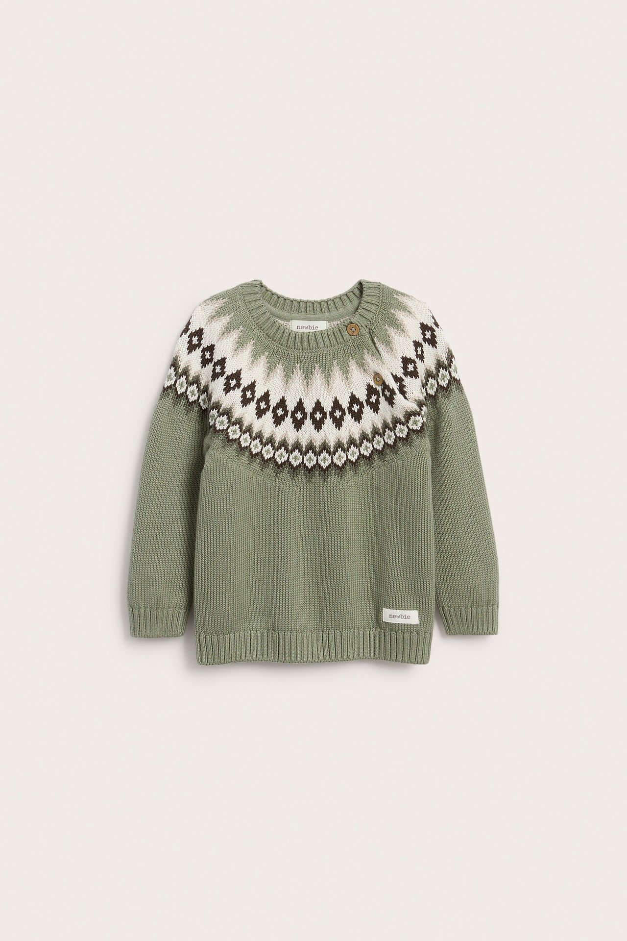 Frontvisning av grønn strikket babysweater med Fair Isle-mønstret åk og skulderknapper.