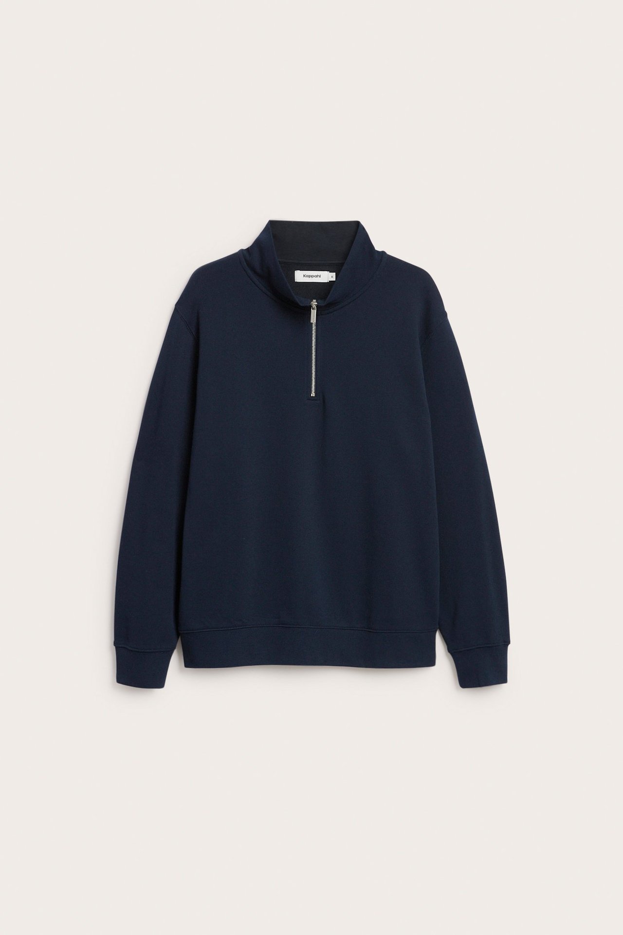 Frontbilde av en mørkeblå bomullssweatshirt med halv glidelås og høy krage.