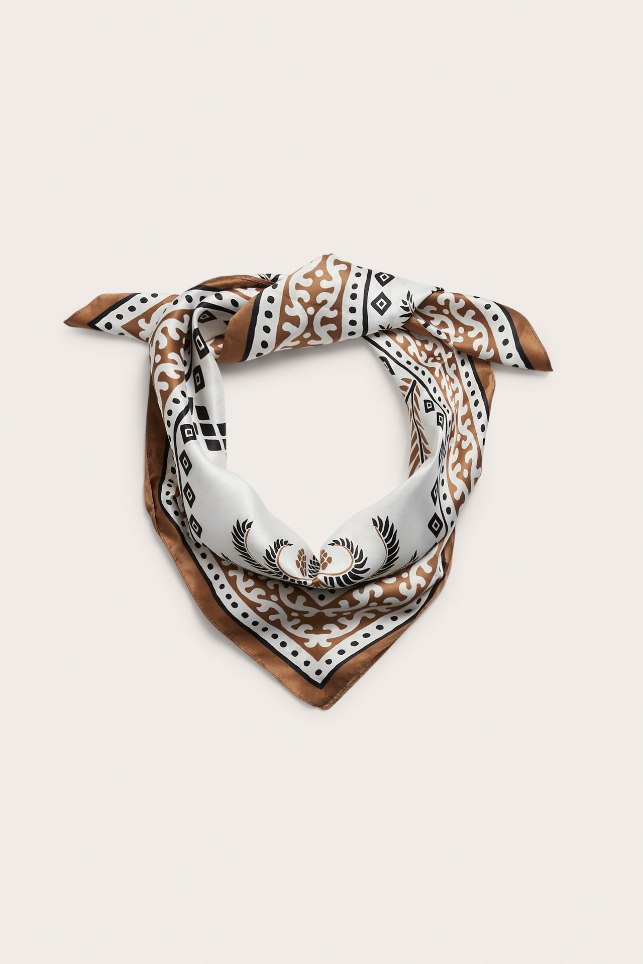 Frontvisning av et knyttet, firkantet polyester-skjerf med brunt, hvitt og svart mønster.