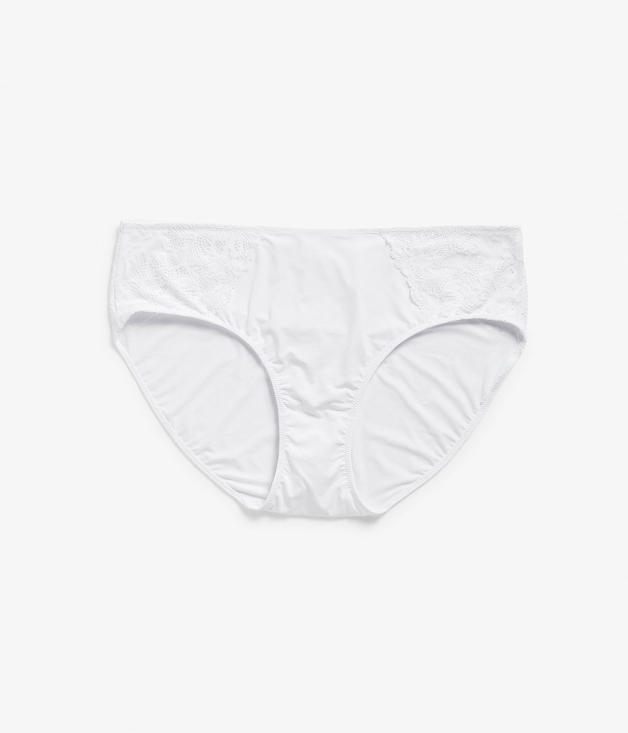 Forfra, hvit mikro-brief truse med blondedetaljer på sidene.
