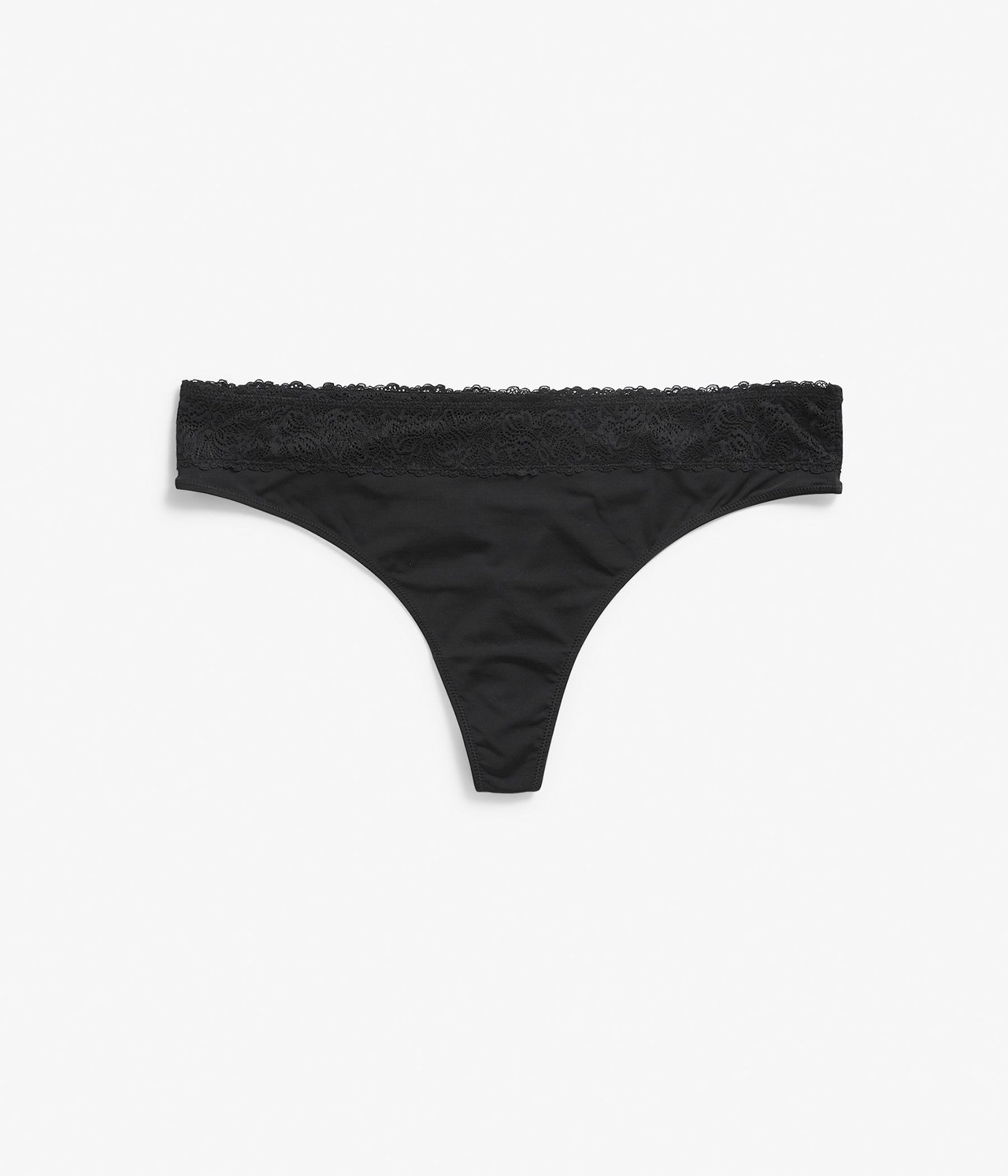 Frontvisning av en svart stringtruse med blondekant i midjen, laget av polyamid og elastan.