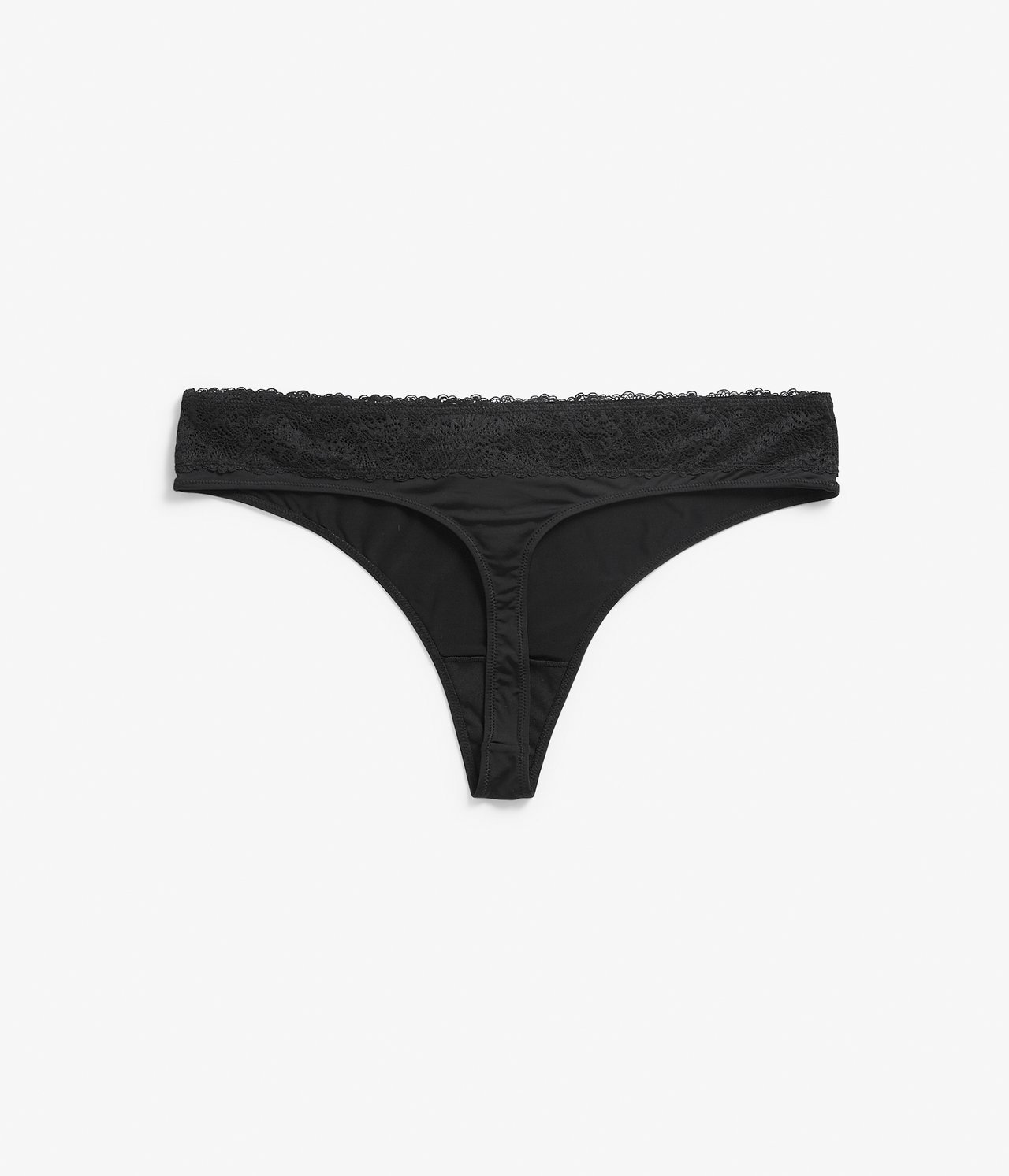 Edestä näkymä mustista pitsireunaisista string-alushousuista, polyamidia ja elastaania.