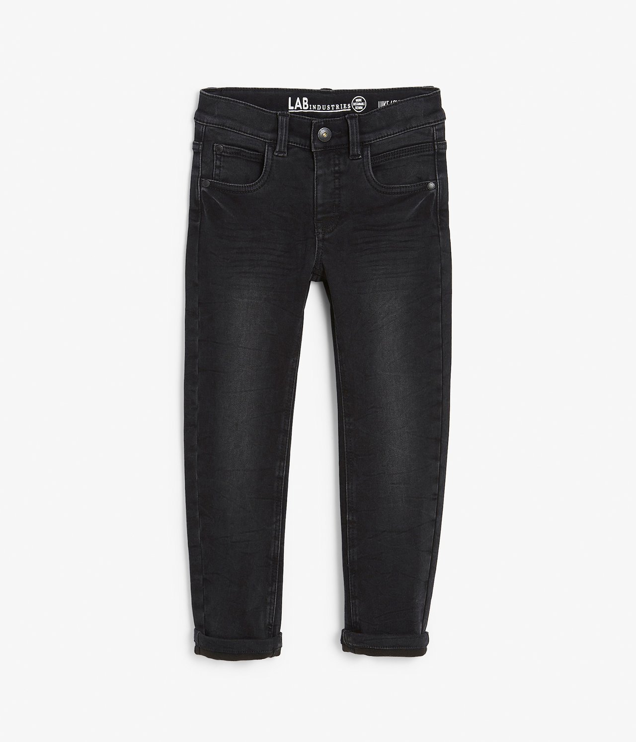 Frontvy av svarta slim-fit joggerjeans för barn med tryckknapp och uppvikta benslut.