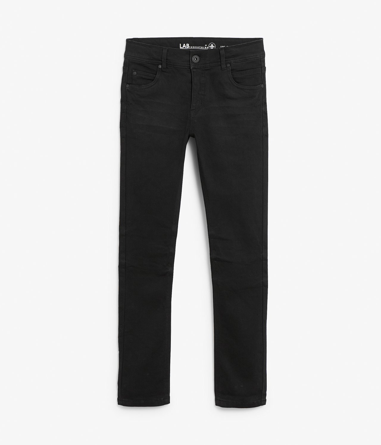 Widok z przodu czarnych dżinsów jogger slim fit z zapięciem na guzik i zamek, oraz pięcioma kieszeniami.