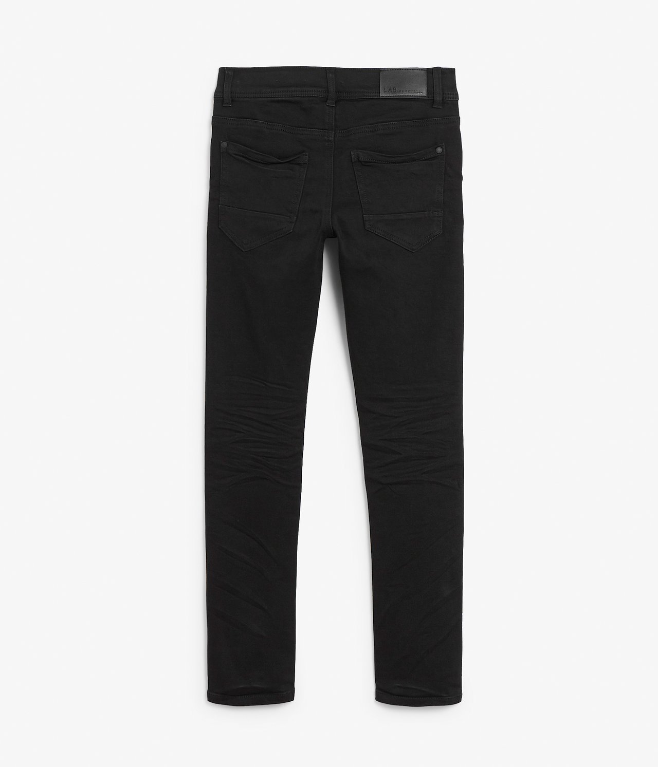 Widok z tyłu czarnych dżinsów jogger slim fit z denimu, z pięcioma kieszeniami i regulowaną talią.