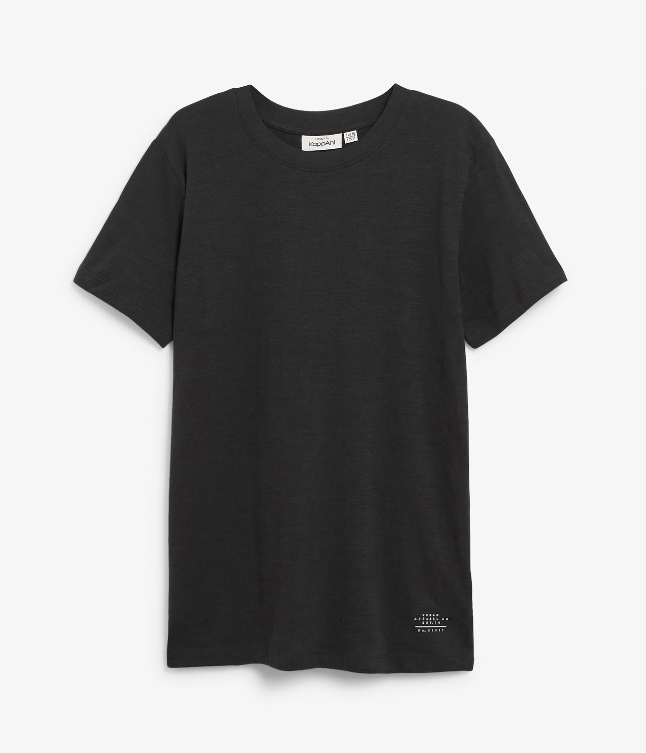 Frontvy av en svart bomulls-t-shirt med korta ärmar och ribbad rund hals.