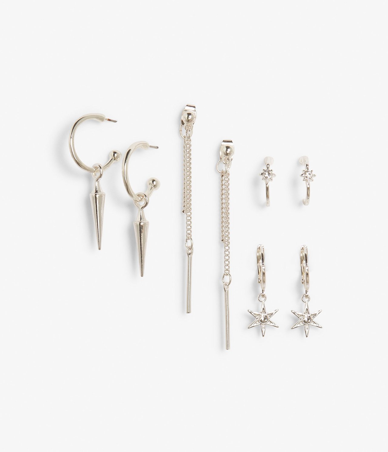 Zbliżenie 4-paku srebrnych kolczyków: koła z kolcami, łańcuszki, małe koła z gwiazdami i malutkie koła z kamieniami.
