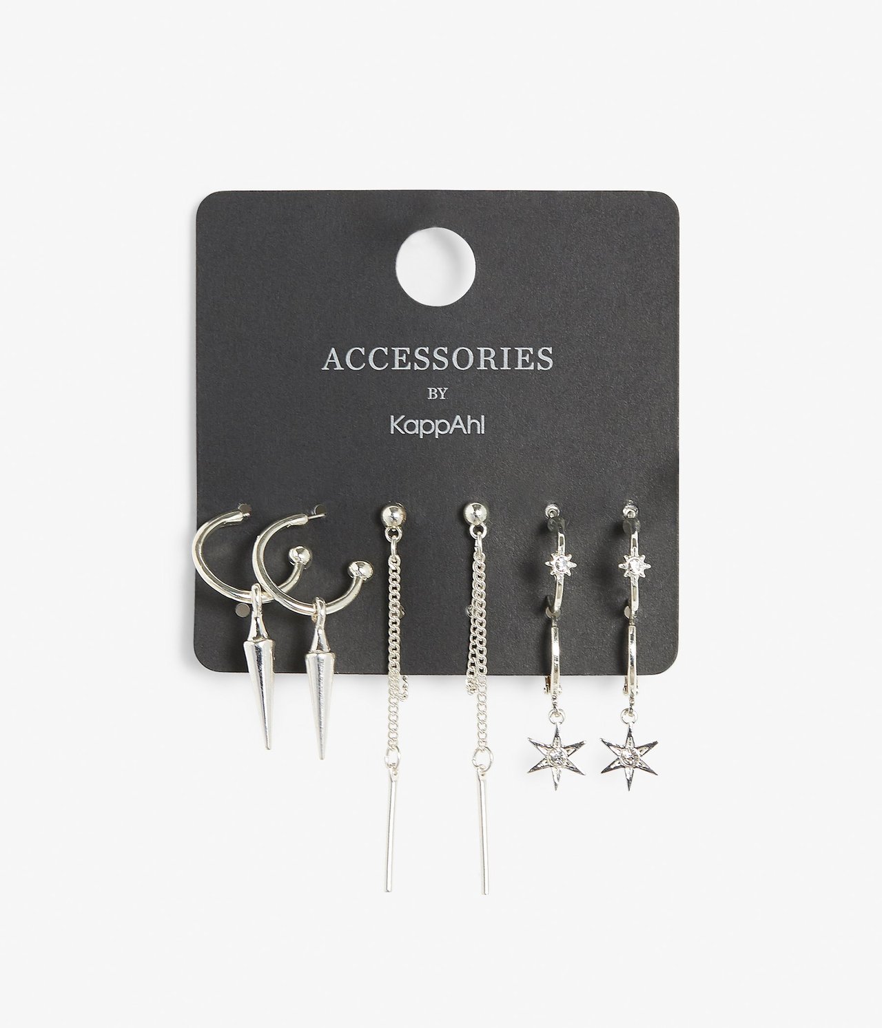 Zbliżenie na 4-pak srebrnych kolczyków: koła z kolcami, wiszące łańcuszki i kolczyki koła z gwiazdkami.