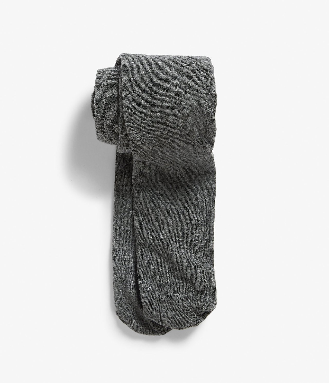 Edestä näkymä taitetuista tummanharmaista sileäneulotuista villasekoitetrikoista.