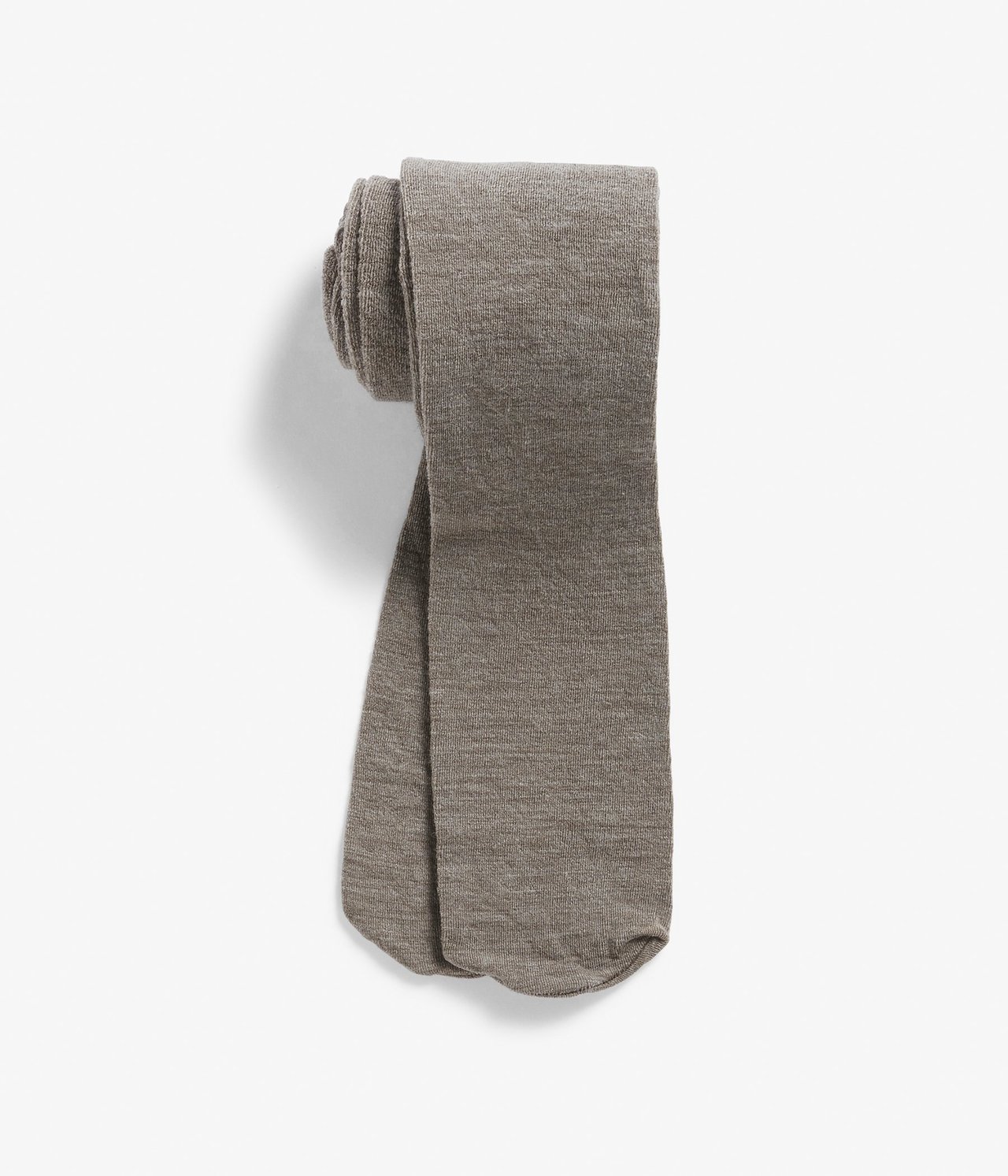 Ylhäältä näkymä taitetuista yksivärisistä ruskeanmelange-villasekoitetrikoista korkealla vyötäröllä.