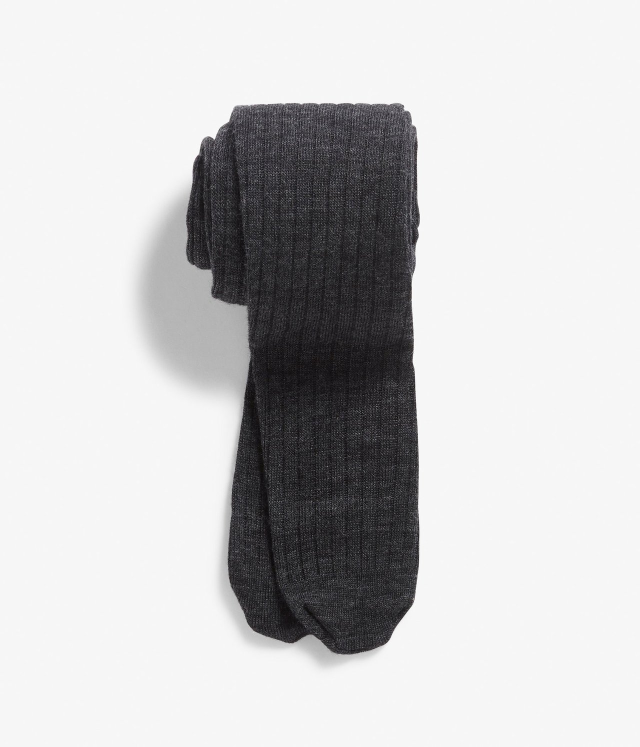 Forfra, brettede mørkegrå melert ribbestrikkede ullblandingstights.