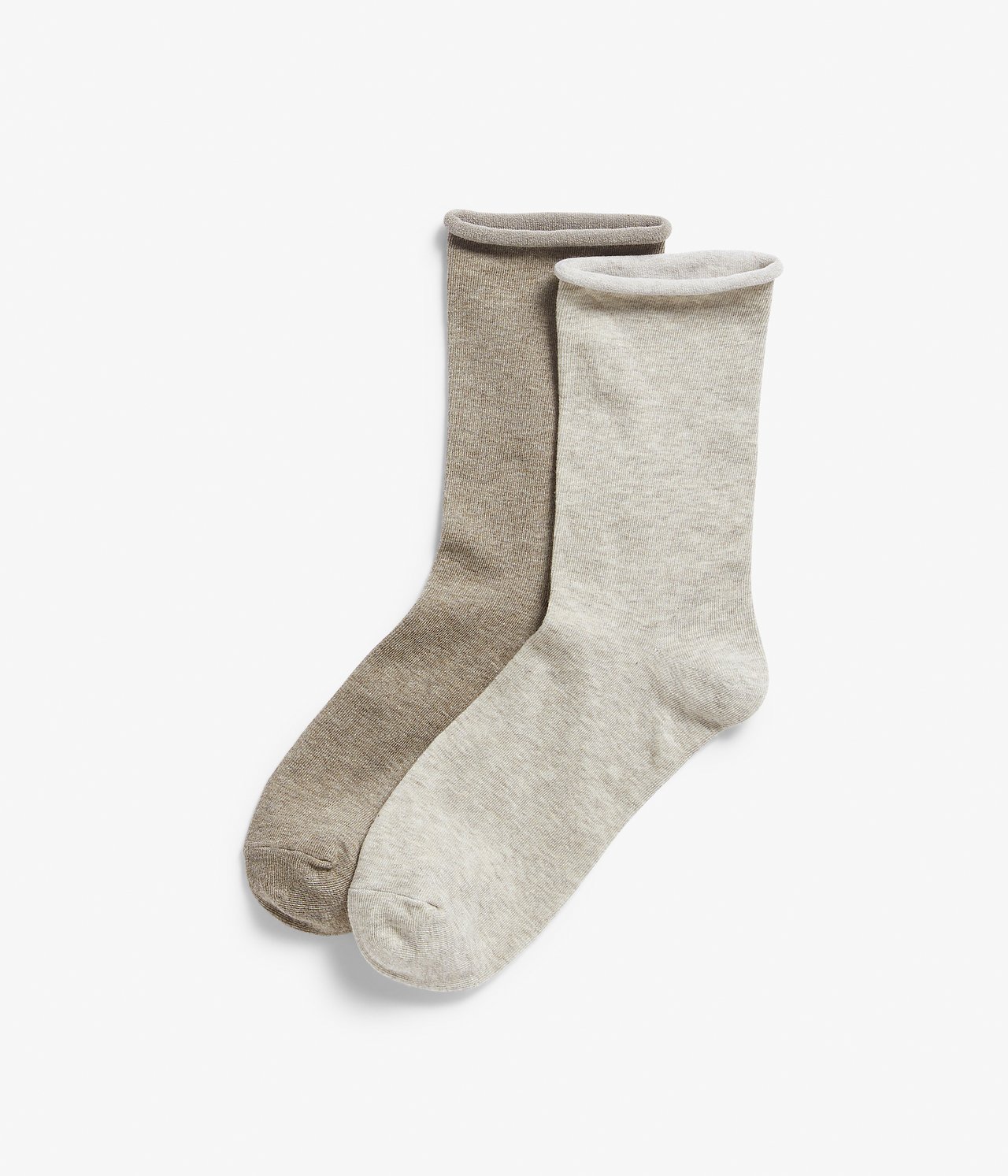 Ovenfra sett to par melert sokker, en lys beige og en mørkere beige, med rullekanter.