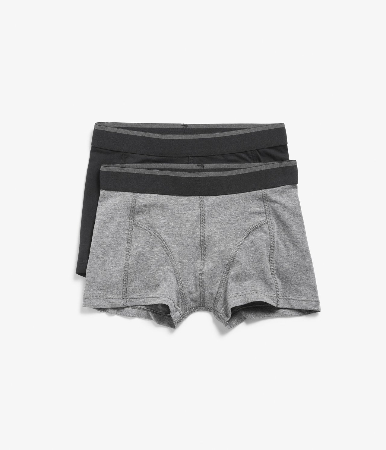 Widok z przodu: dwie pary bokserek dziecięcych, jedne szare melanżowe, drugie czarne, obie z ciemną gumką.