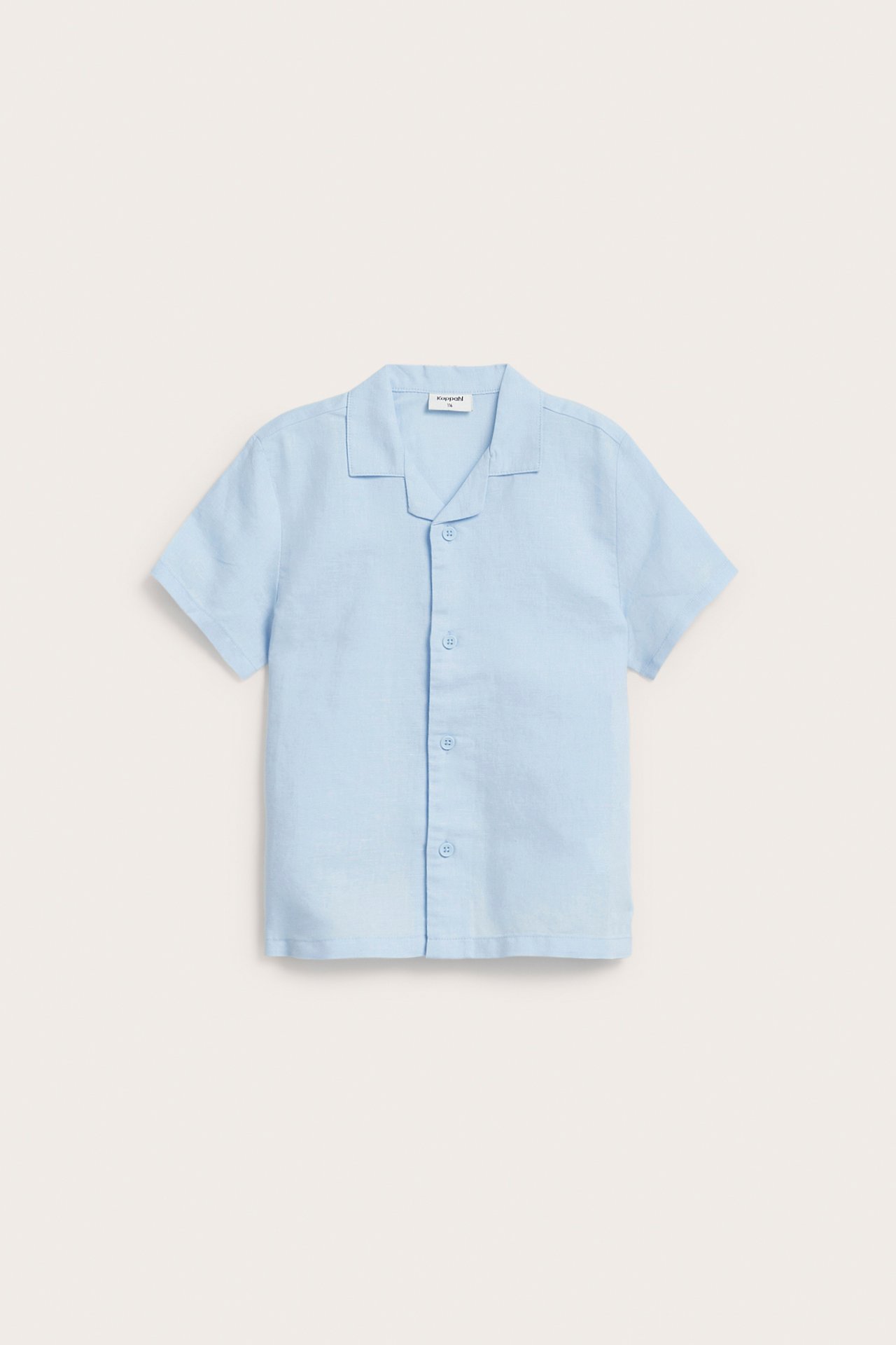 Från fronten, en barnens ljusblå, avslappnad kortärmad skjorta i linnemix med resortkrage och knappar.