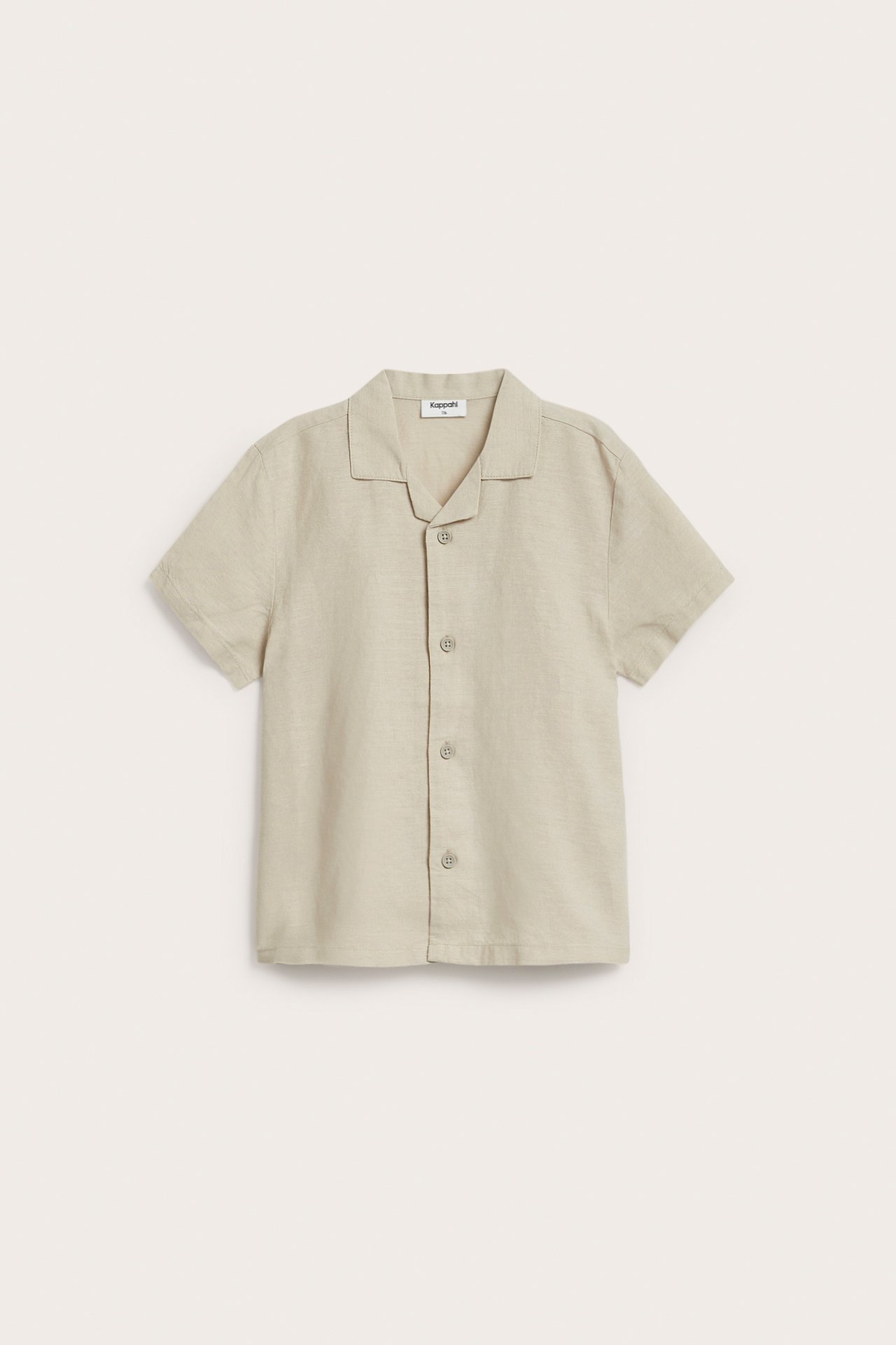 Edestäpäin beigen pellavasekoitteinen, rento, lyhythihainen lastenpaita resort-kauluksella ja napeilla.