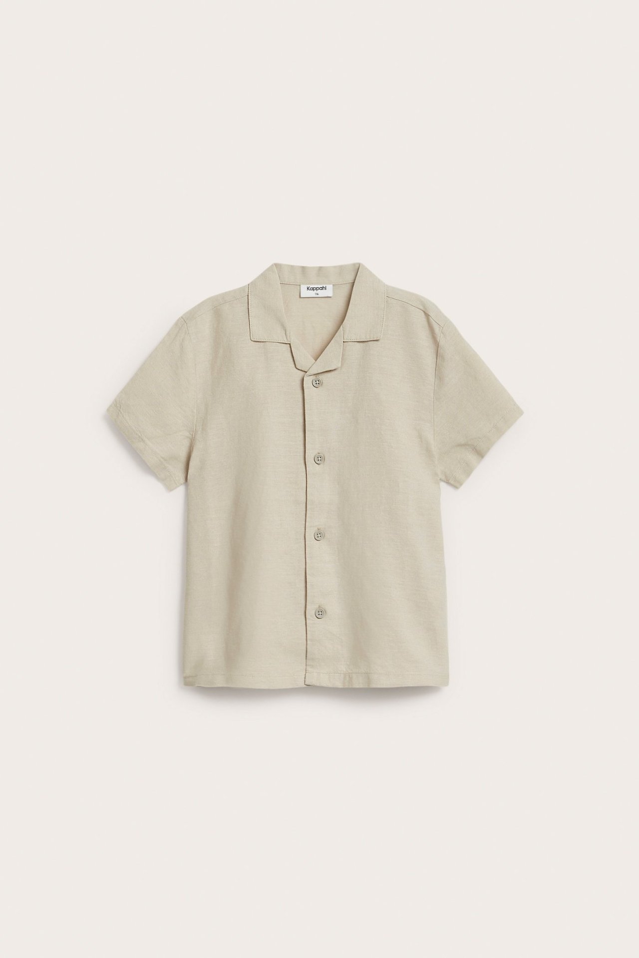 Framifrån, en beige linneblandad kortärmad barnskjorta med relaxed fit, resortkrage och knappar framtill.