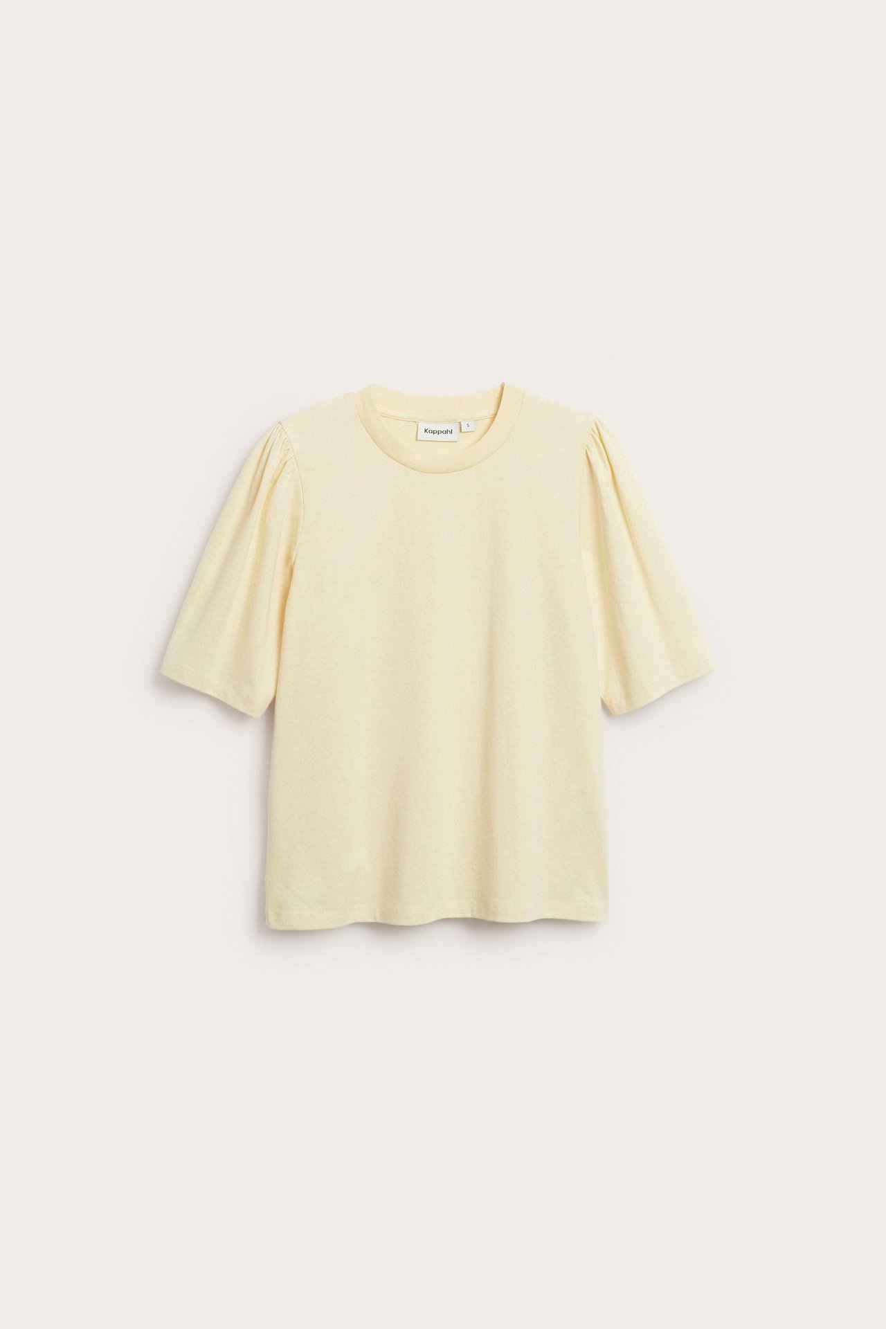 Frontutsikt av en lys gul bomullstopp med korte puffermer og rund hals.