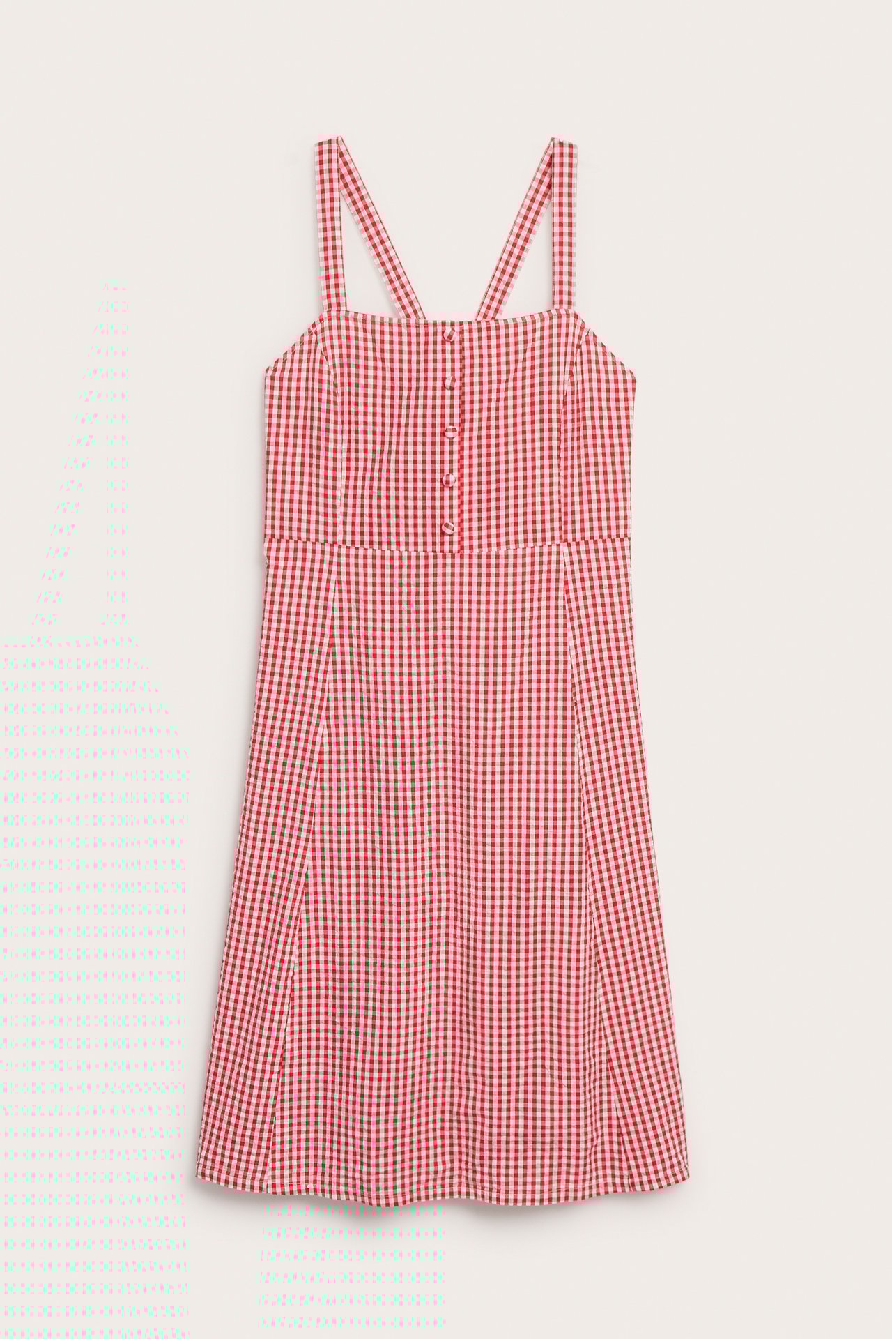 Frontvy: rödvit rutig bäckeböljamidiklänning med fyrkantig halsringning, knappar fram och korslagda axelband.