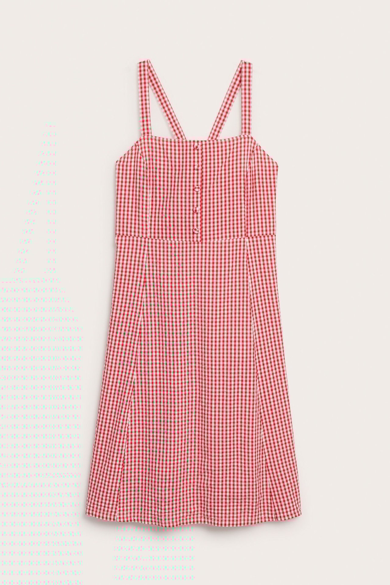 Edestä: punavalkoruudullinen seersucker-midimekko, jossa neliökaula-aukko, nappikiinnitys edessä ja ristikkäiset olkaimet.