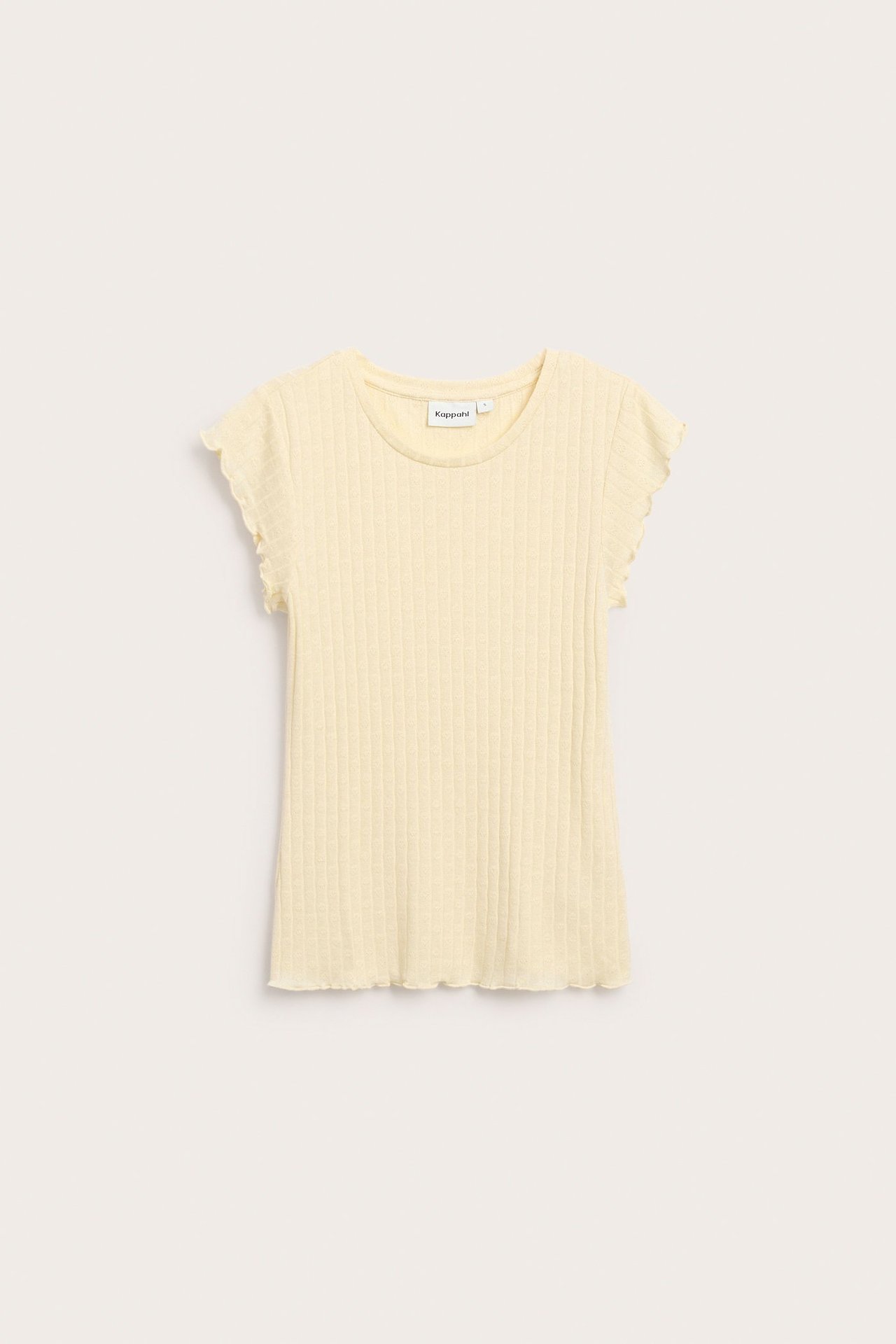 Frontvisning av en lysegul pointelle strikket topp med korte volangermer og kant.