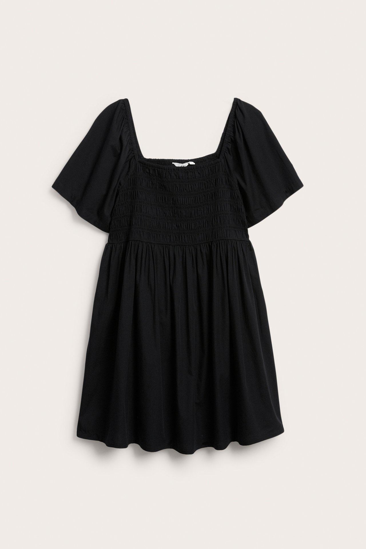 Widok z przodu czarnej bawełnianej sukienki poplinowej ze smockiem na biuście i kwadratowym dekoltem.