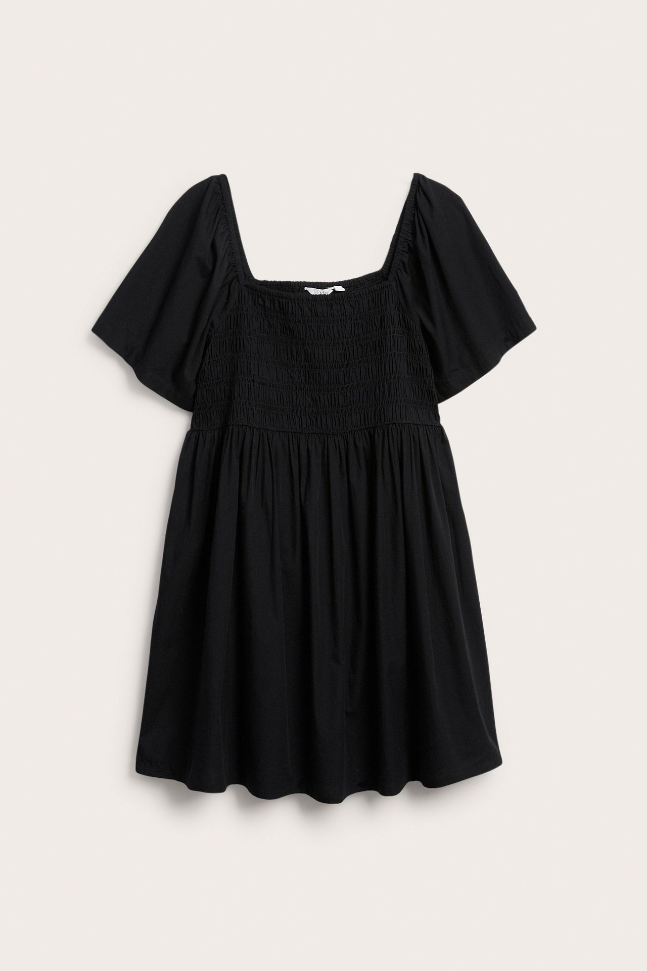 Edestä musta puuvillapopliinimekko, jossa smokkirypytys rintamuksessa ja neliömäinen pääntie.