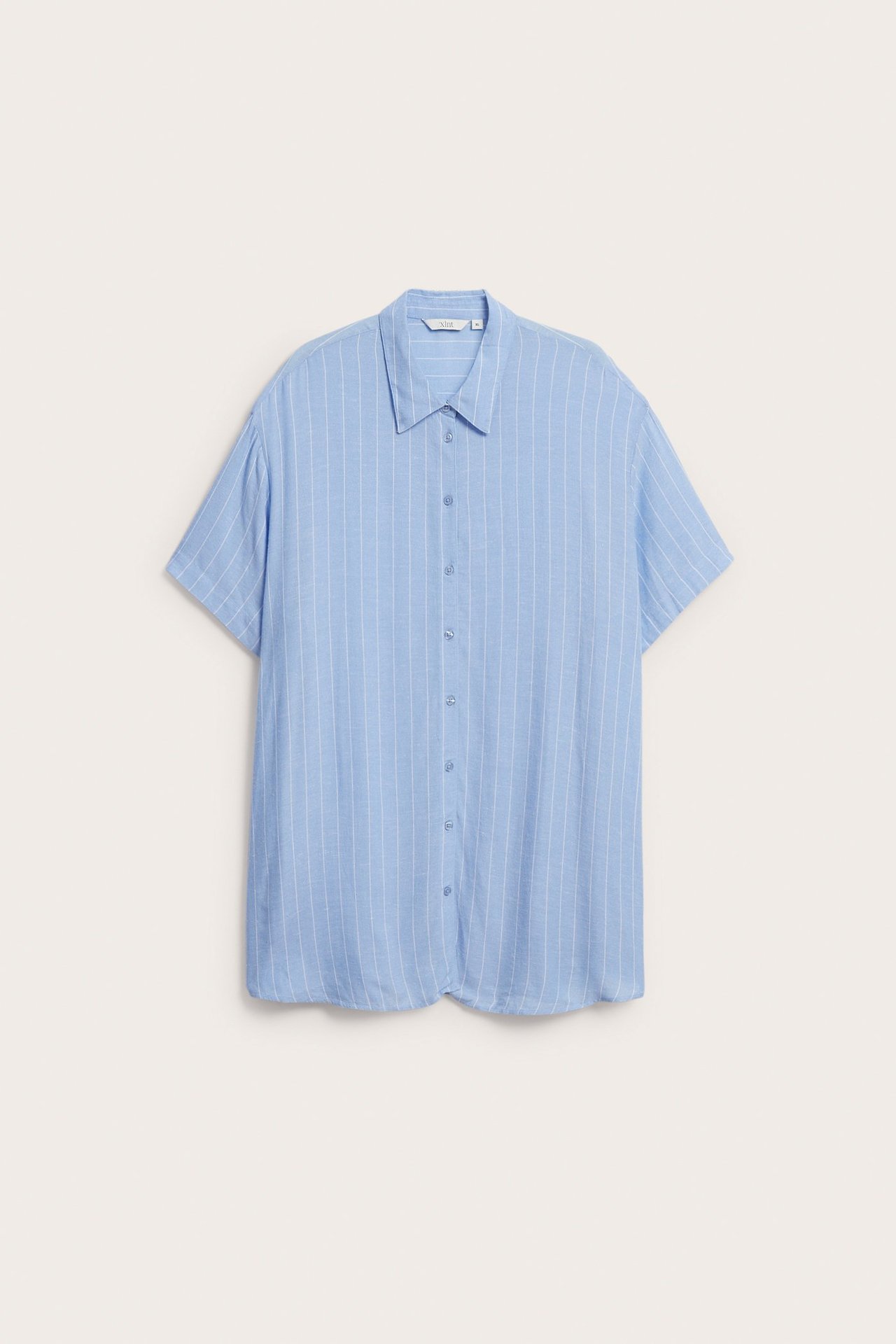 Framifrån, en ljusblå randig kortärmad skjorta i viskos-linnemix med knappar.