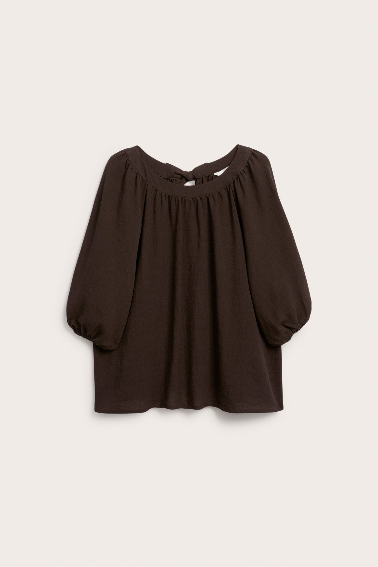 Framifrån: mörkbrun singoallablus i viskosmix, rynkad halslinning, korta puffärmar.