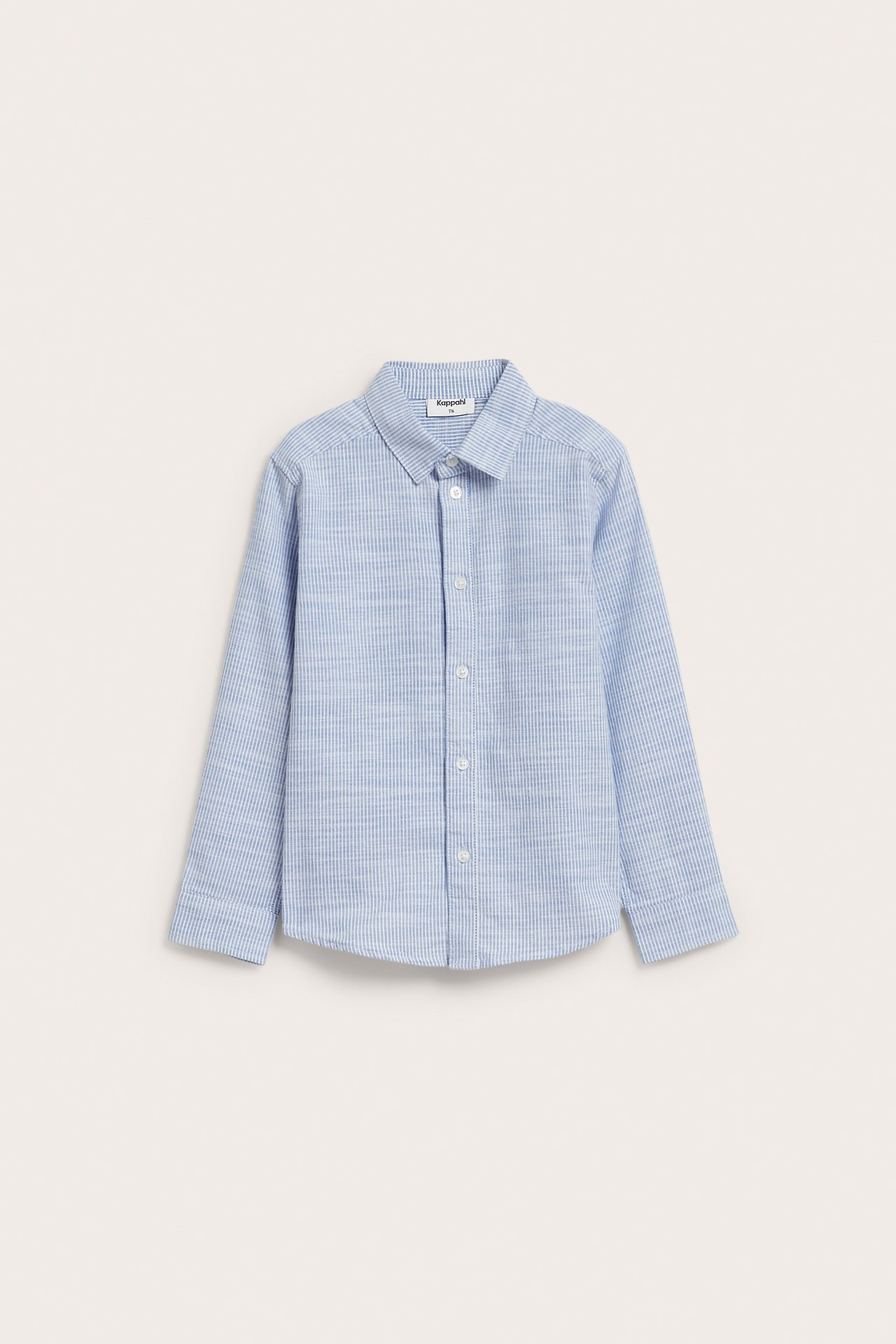 Widok z przodu: dziecięca koszula w paski, jasnoniebieska z białej bawełny, z długimi rękawami i białymi guzikami.