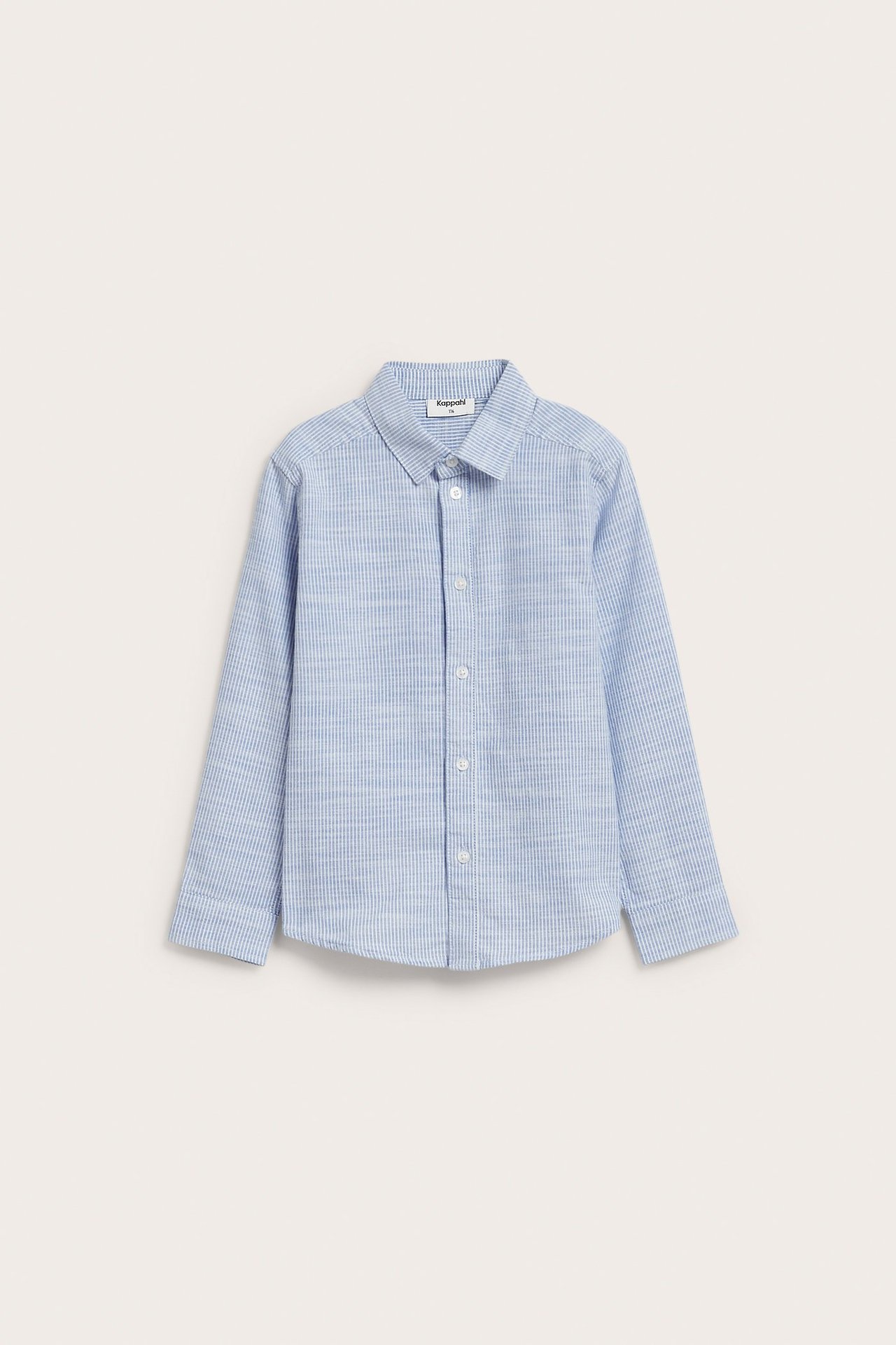 Widok z przodu: dziecięca koszula w paski, jasnoniebieska z białej bawełny, z długimi rękawami i białymi guzikami.