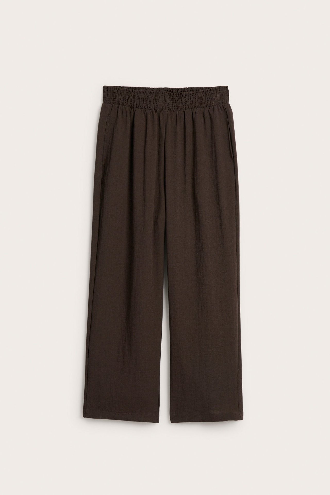 Edestä, tummanruskeat naisten leveälahkeiset housut smokkirypytetyllä vyötäröllä viskoosisekoitetta.