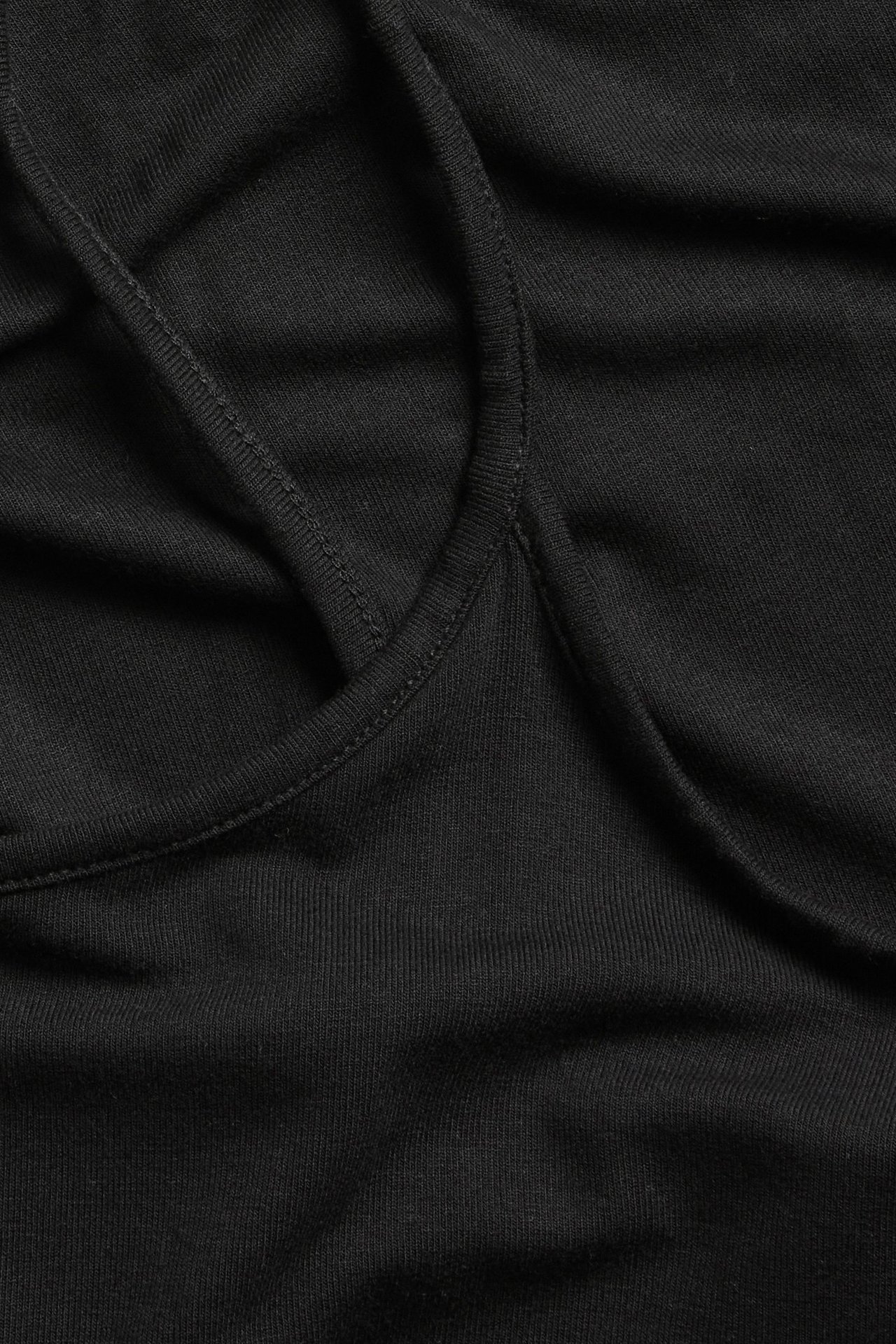 Zbliżenie na czarną, prążkowaną bluzkę basic z wiskozy z cienkim ramiączkiem.