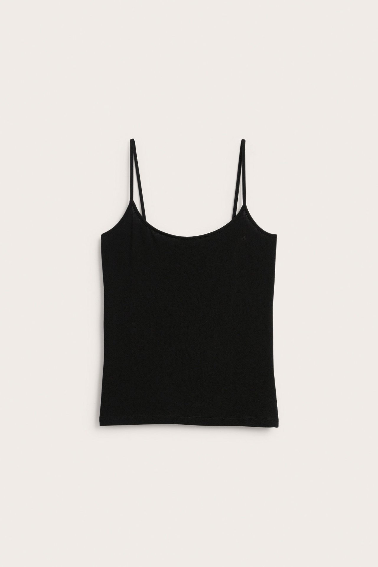 Edestäpäin musta, yksivärinen viskoosisekoite toppi ohuilla olkaimilla ja pyöreällä pääntiellä.