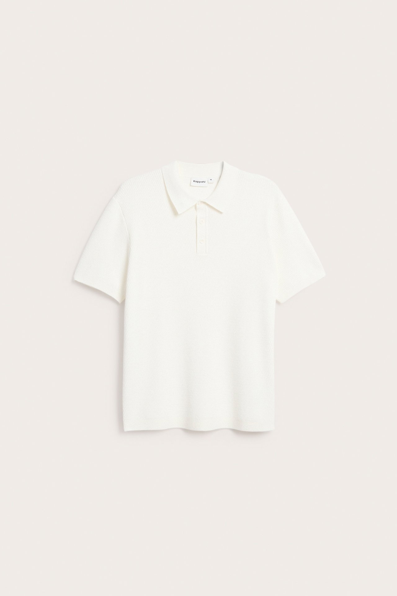 Frontvy av herrarnas naturvita, strukturstickade pikétröja med tre knappar.